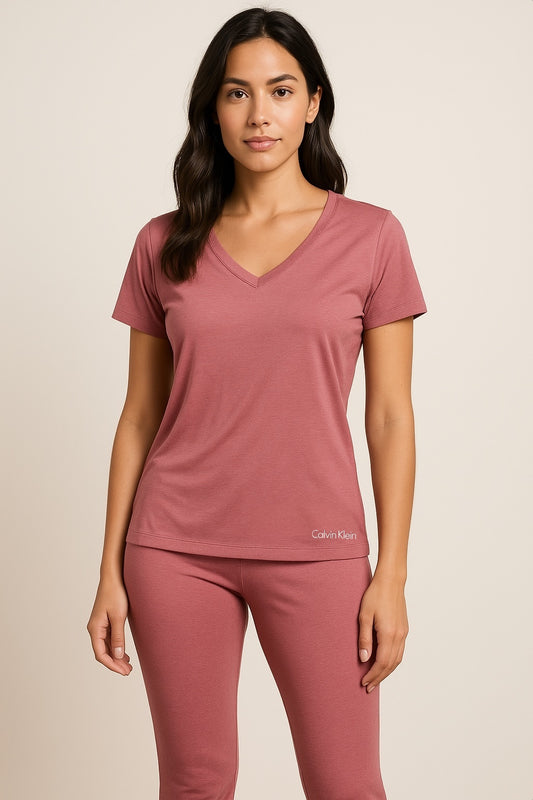 Pijama Calvin K rosa claro cuello V con letras blancas