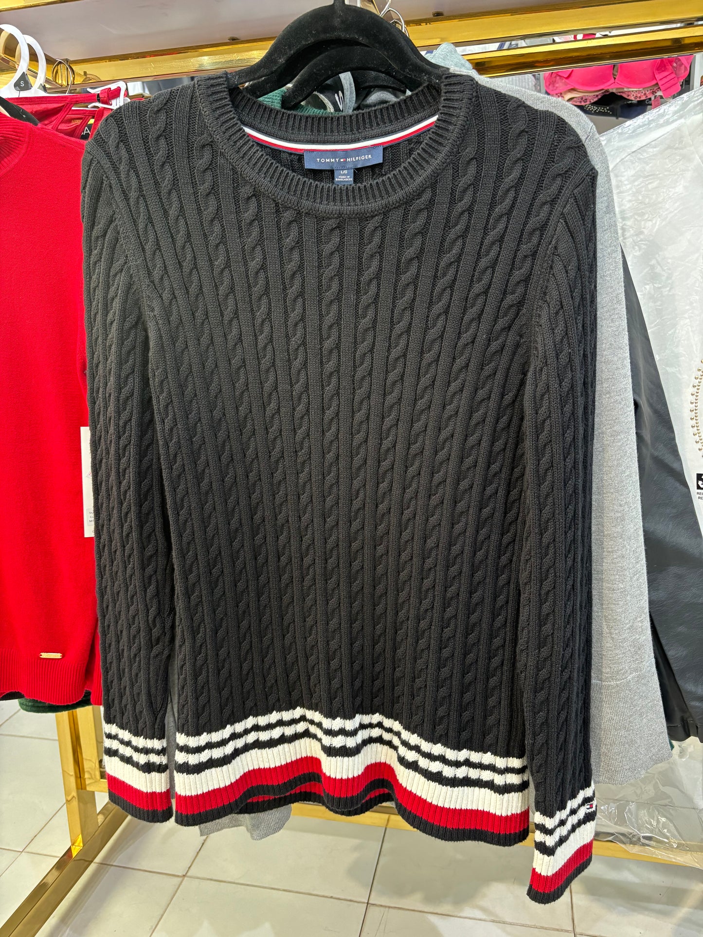 Suéter Tommy H negro con líneas blancas y rojas