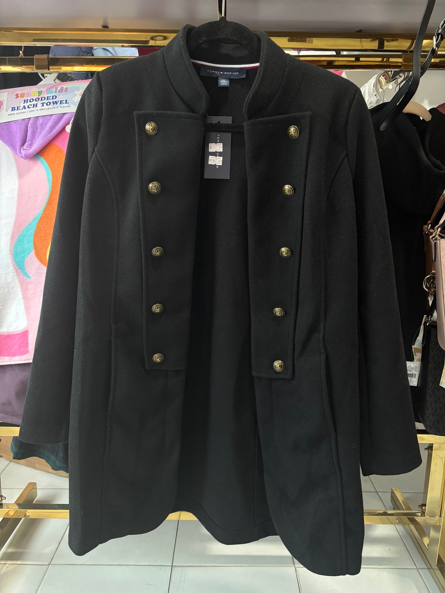 Abrigo Tommy H negro de botones