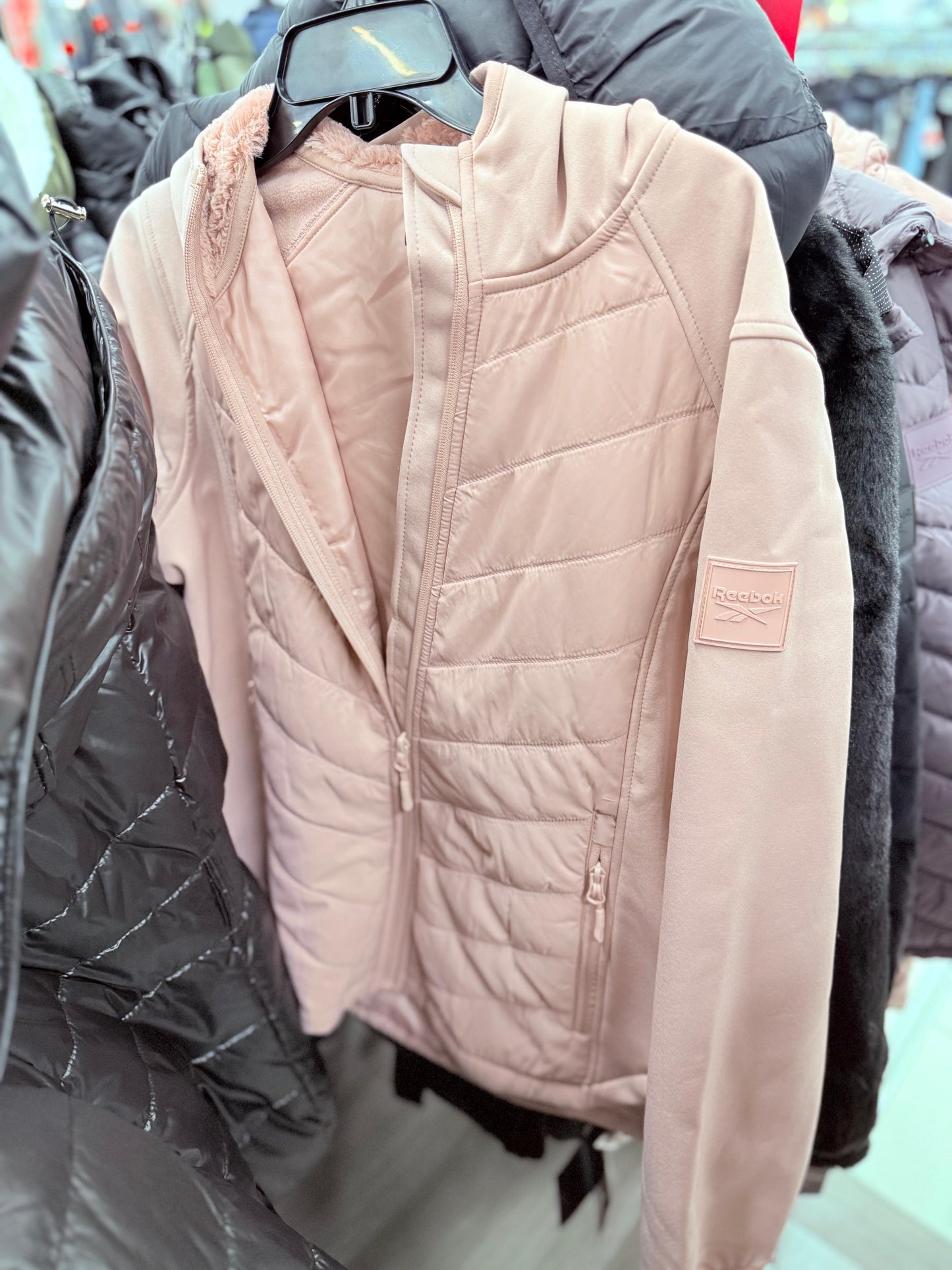 Chamarra Reebok palo de rosa con capucha y placa de goma