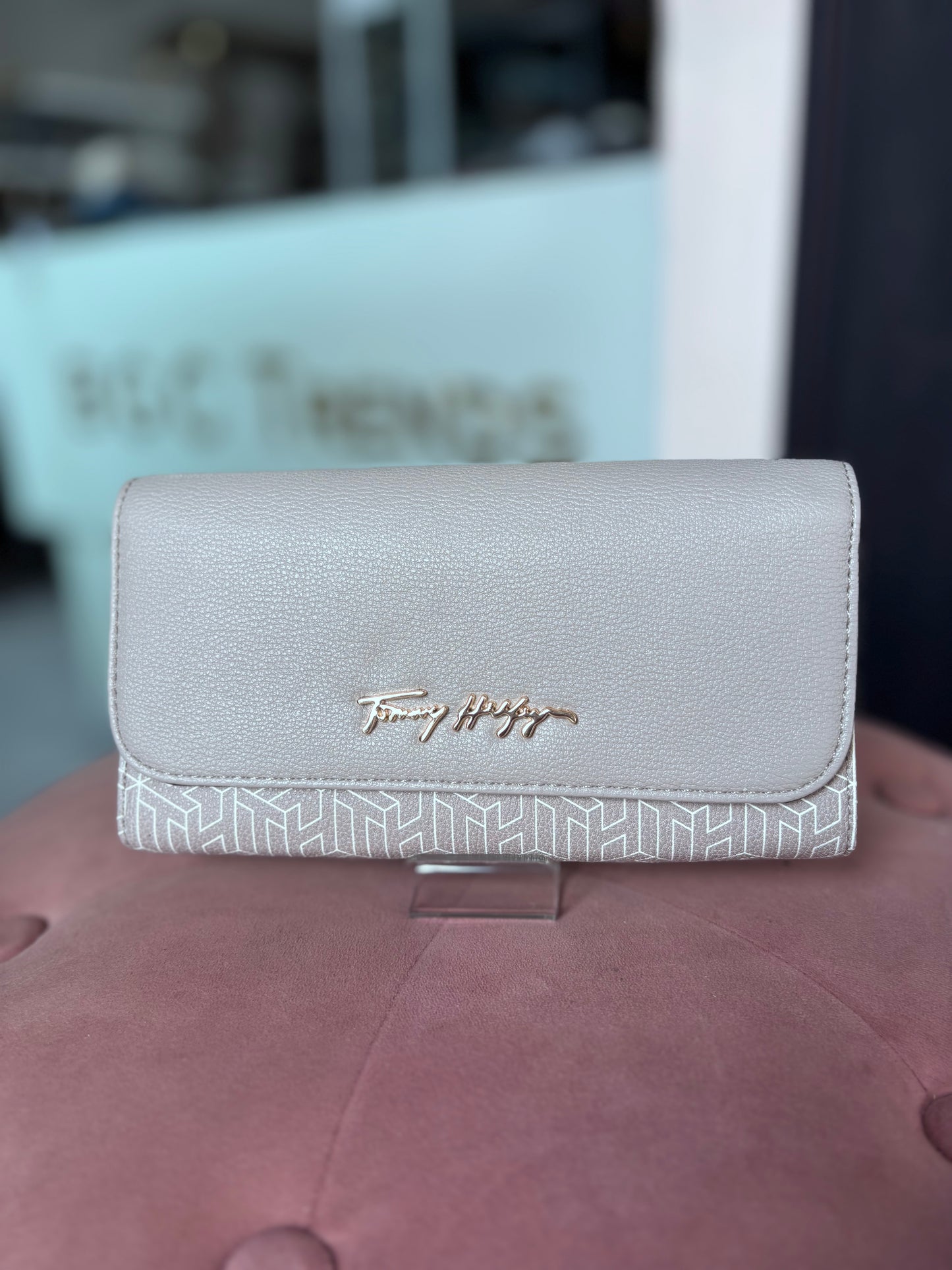 Cartera Tommy Hilfiger gris con monogram