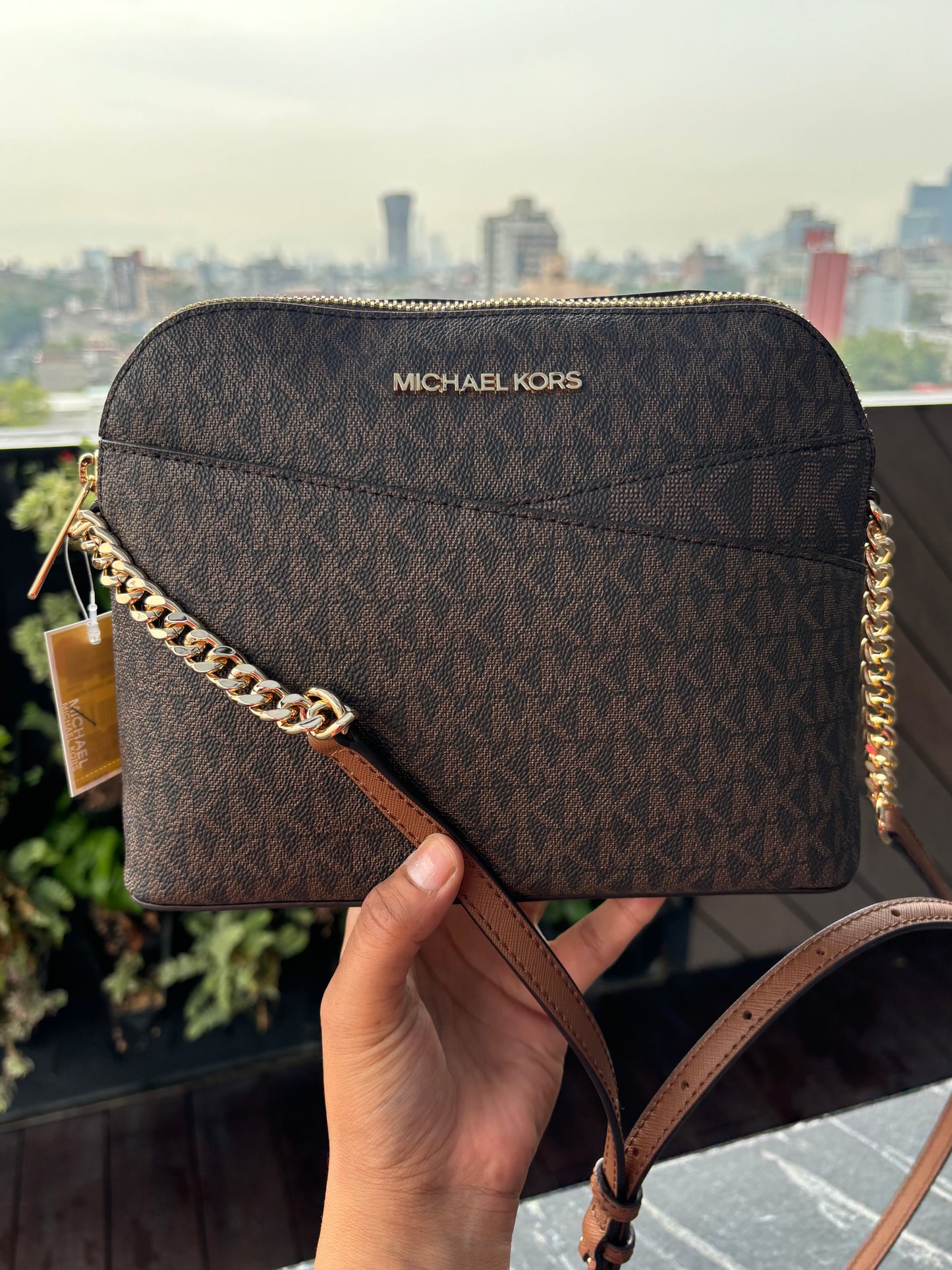 Crossbody Michael K café con monogram