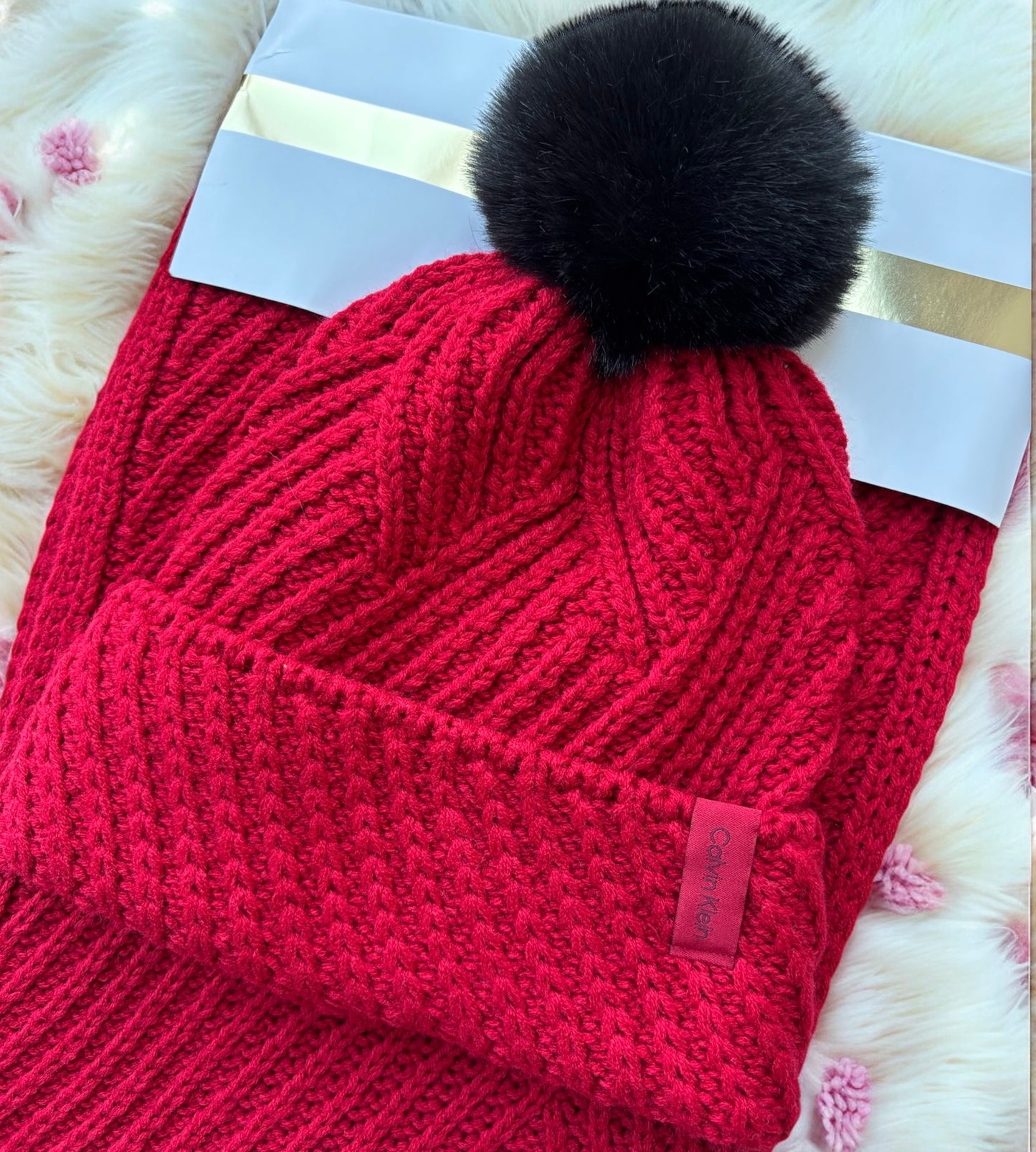 Set Gorro y bufanda Calvin K rojo de punto con pompón negro