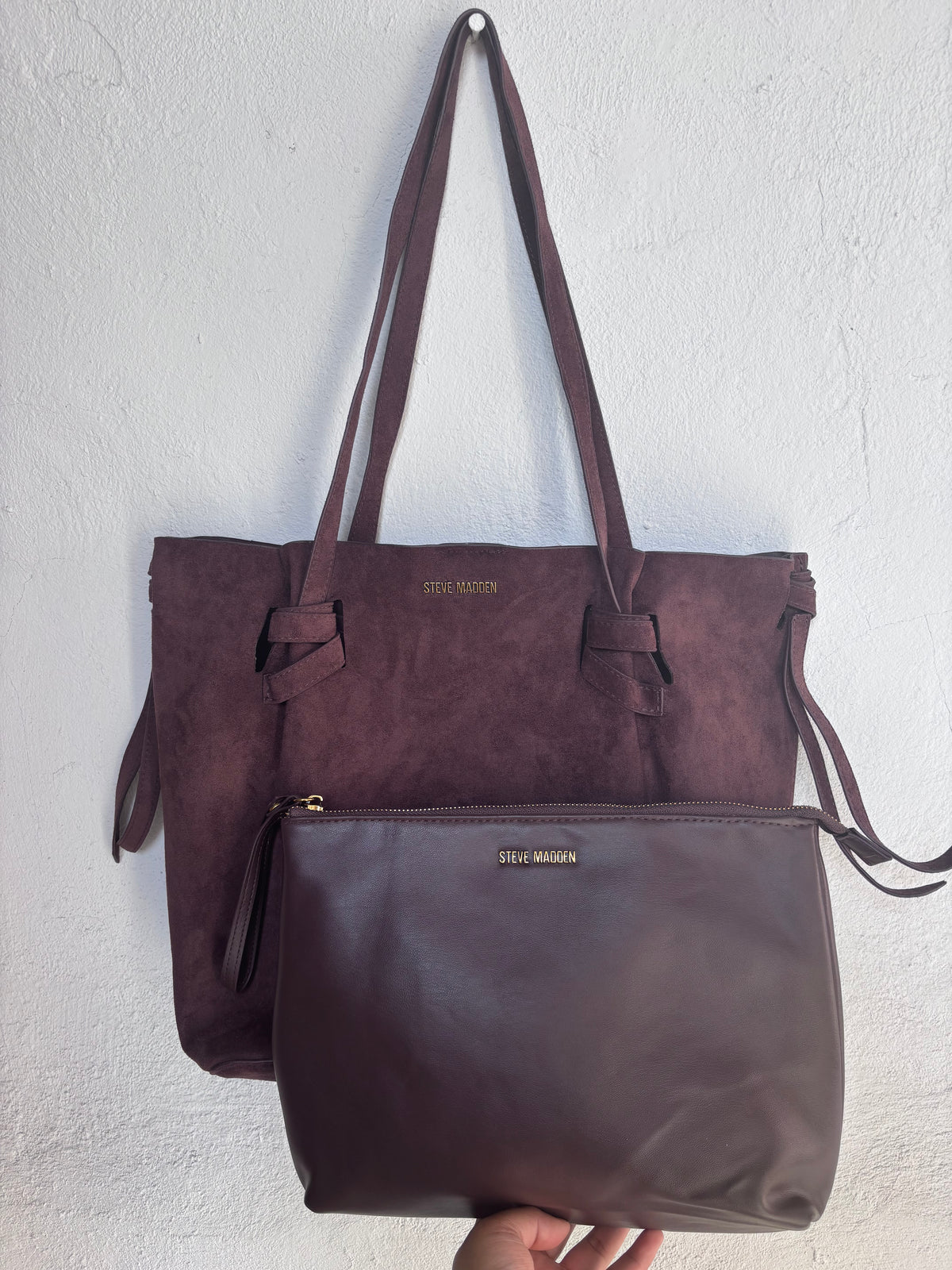 Tote Steve M café con placa dorada y cosmetiquera