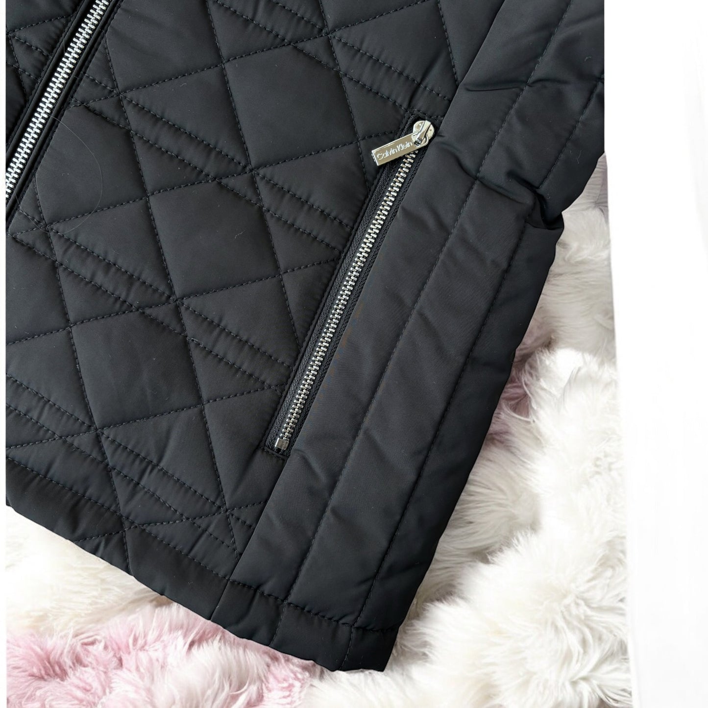 Chaleco Calvin K negro con peluche en el cuello