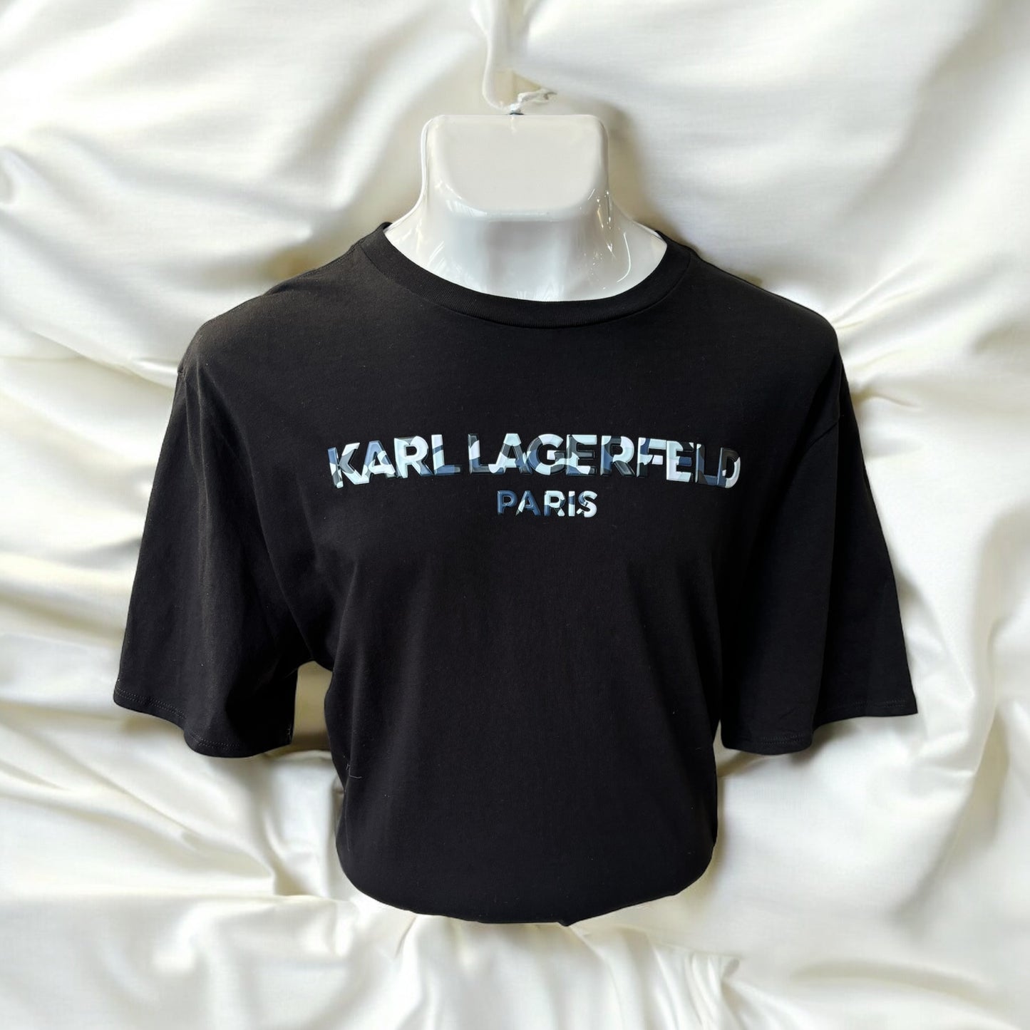 Playera Karl L negra letras camuflaje para caballero