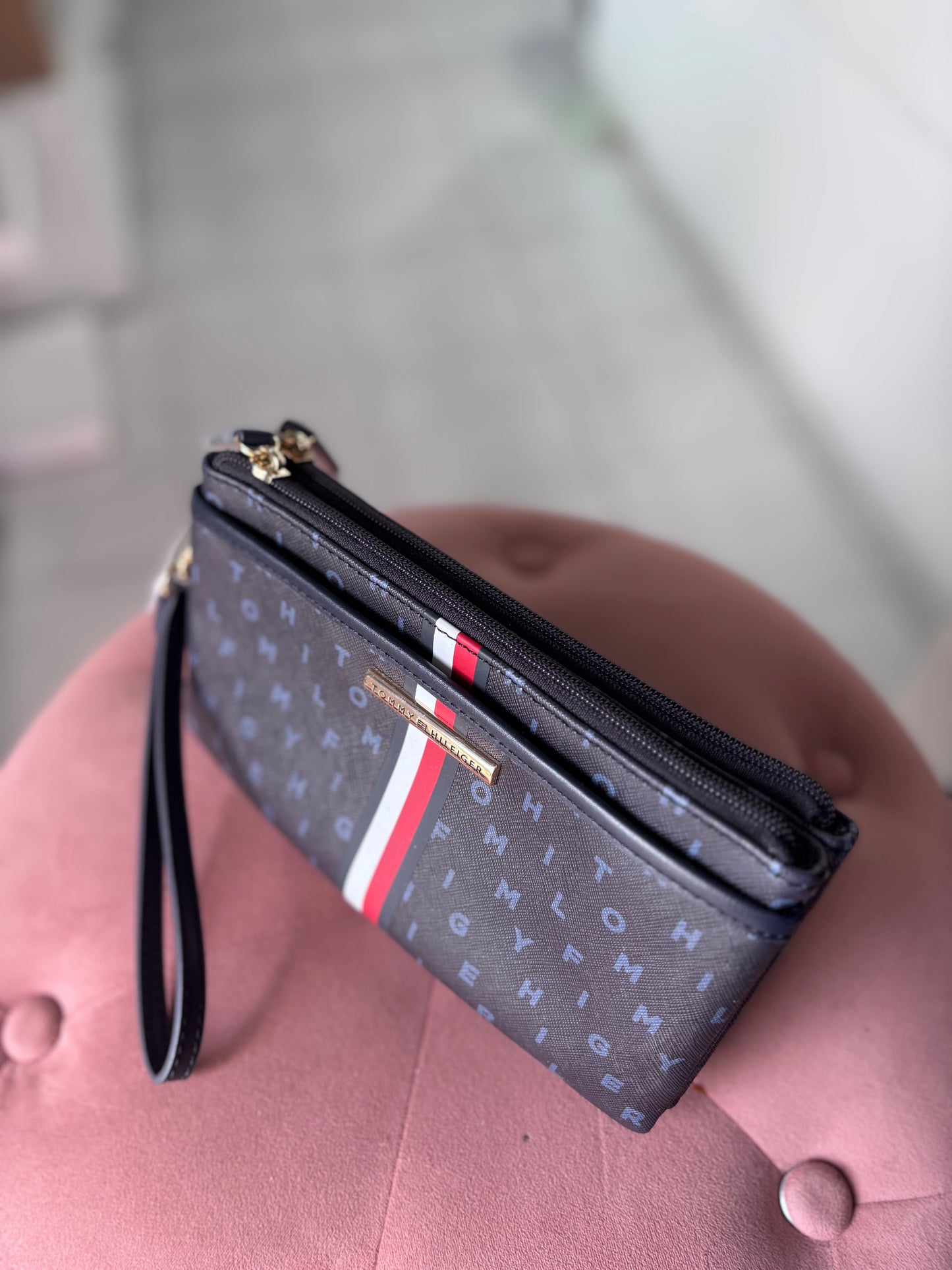 Muñequera Tommy H azul con monogram de letras doble cierre