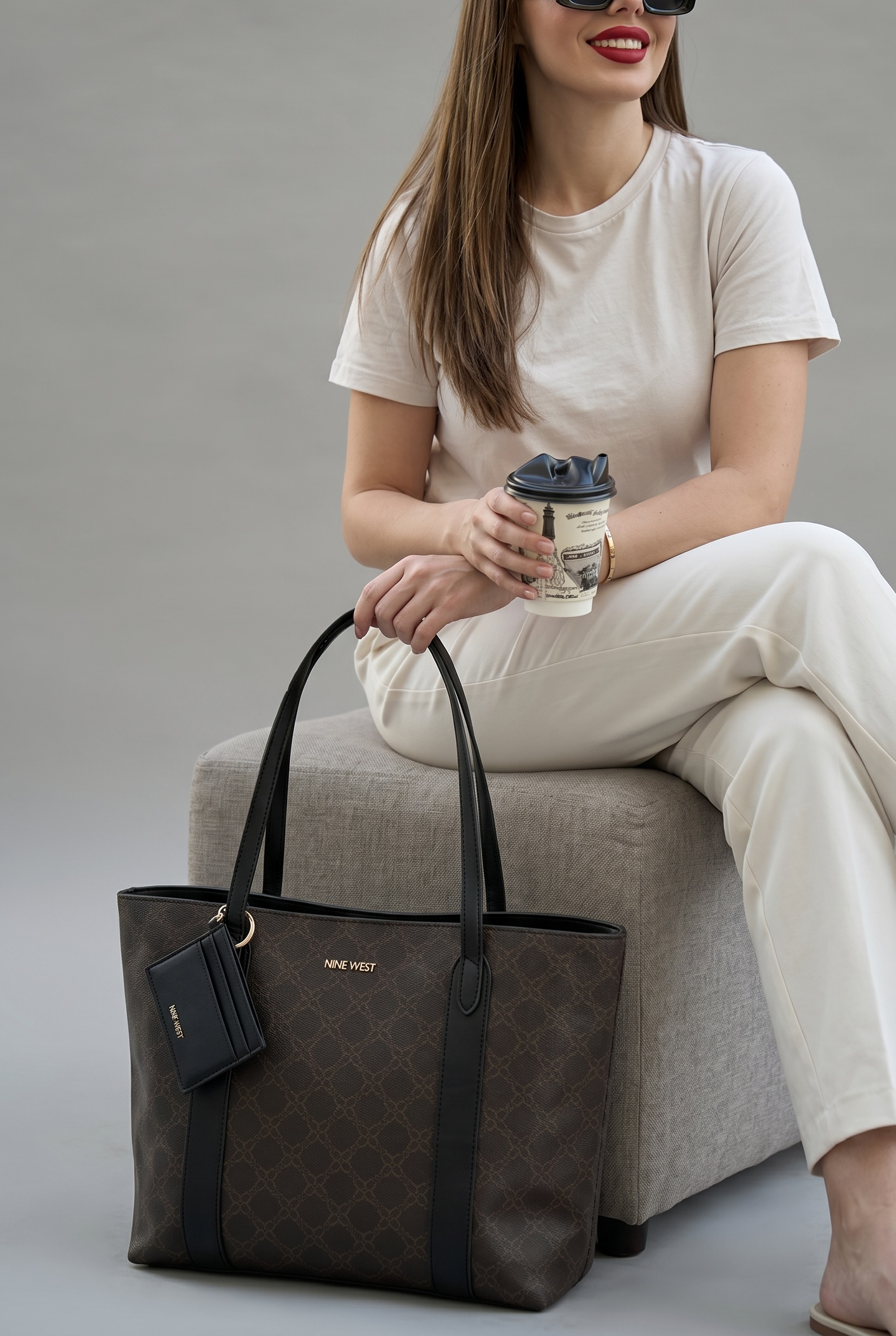 Tote nine West cárter Brown logo