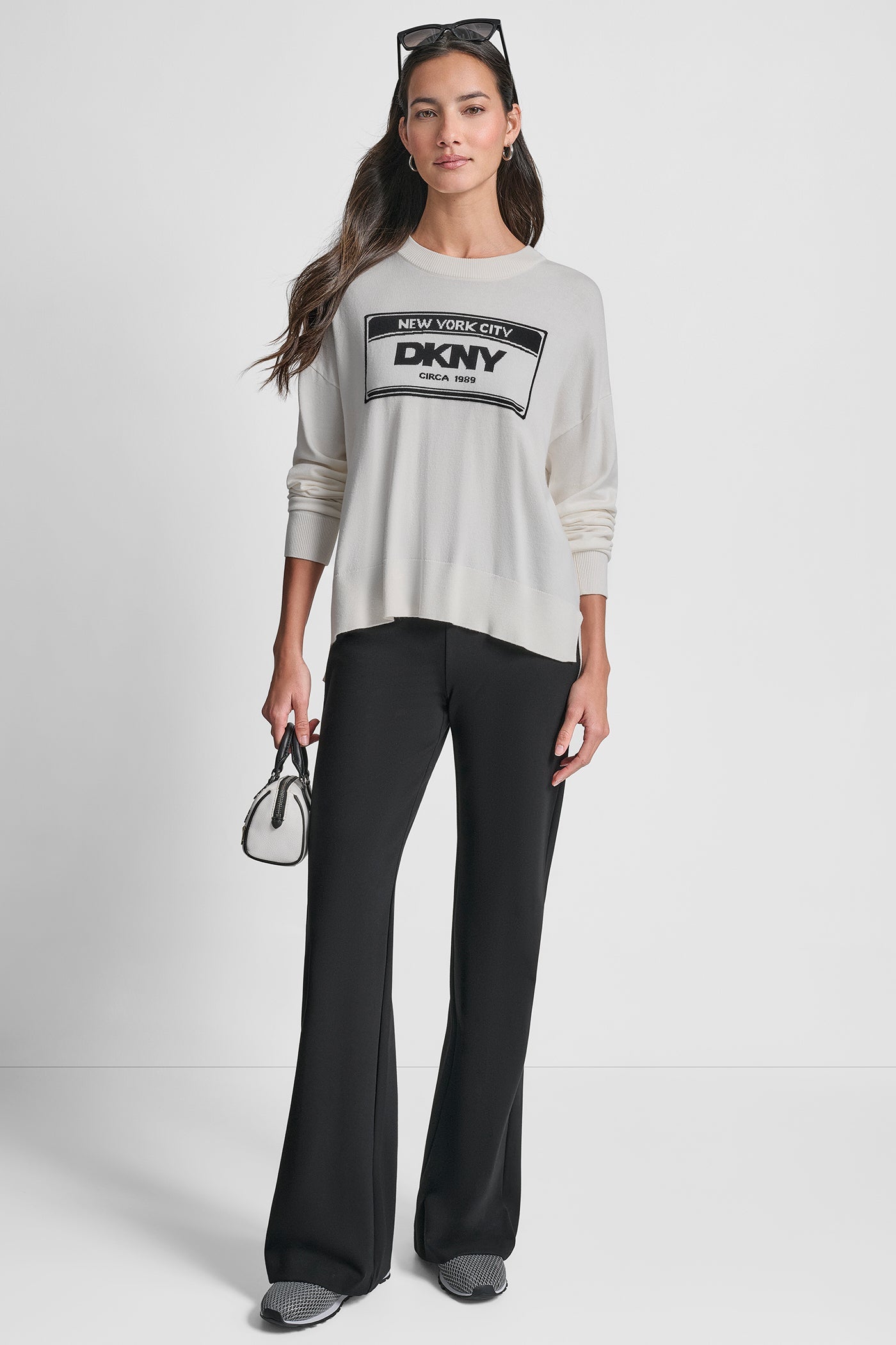 Suéter DKNY blanco con letras negras