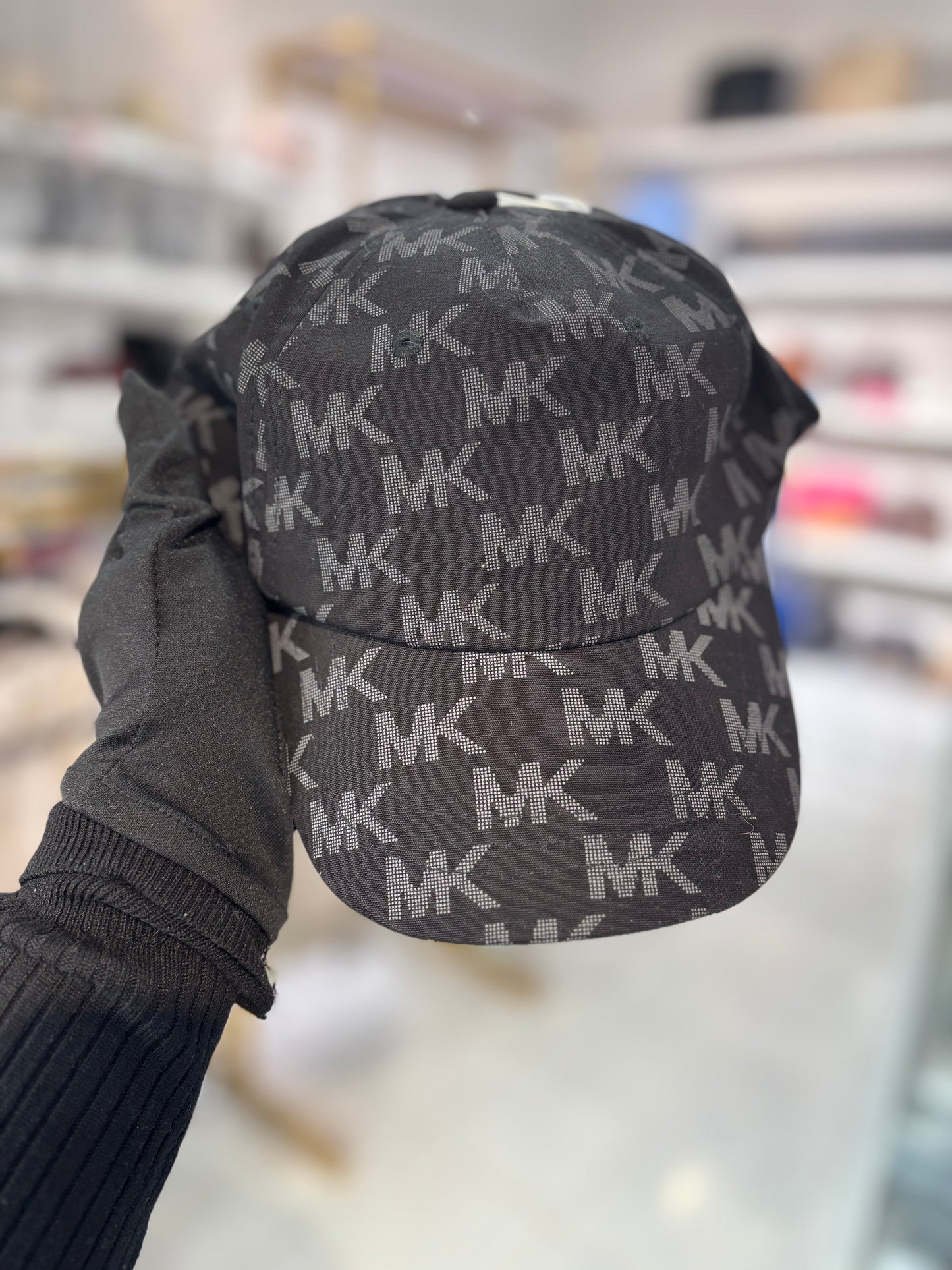 Gorra Michael Kors negra con monogram