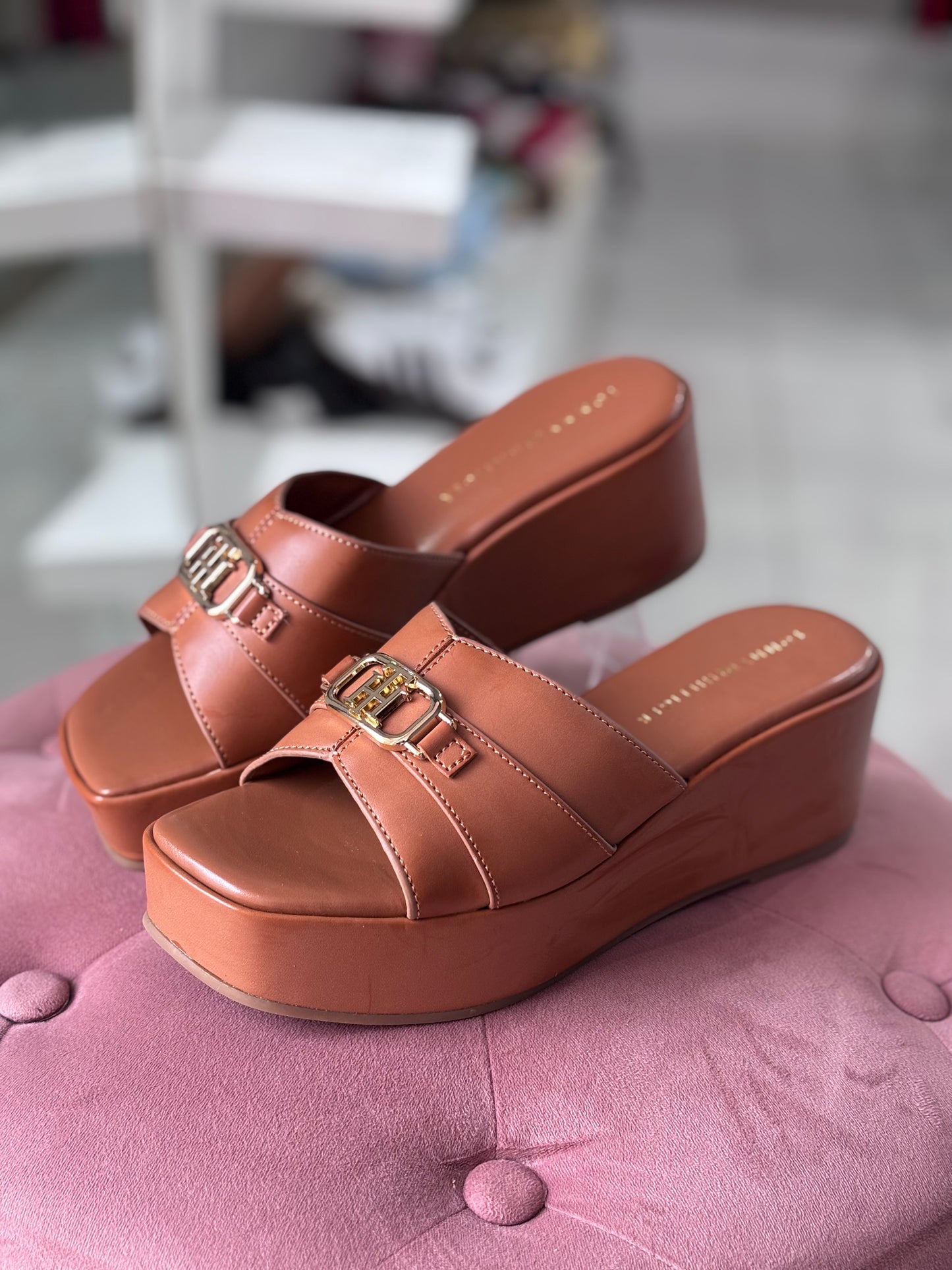 Sandalias Tommy H Camel con placa