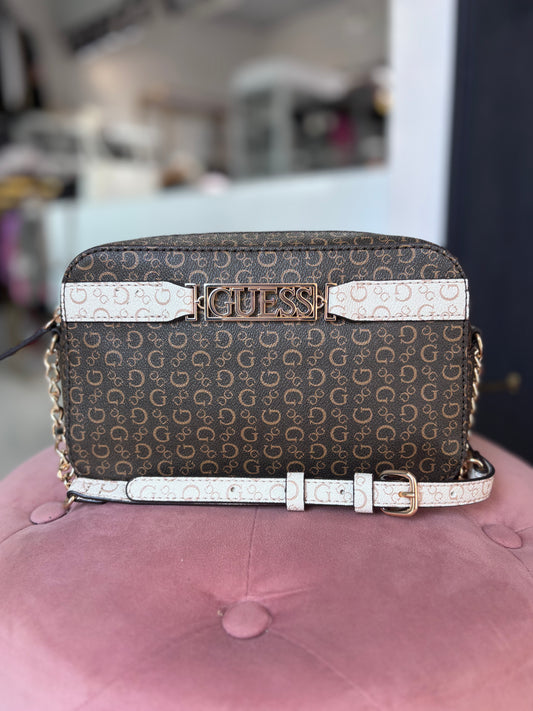 Crossbody Guess café con monogram y placa
