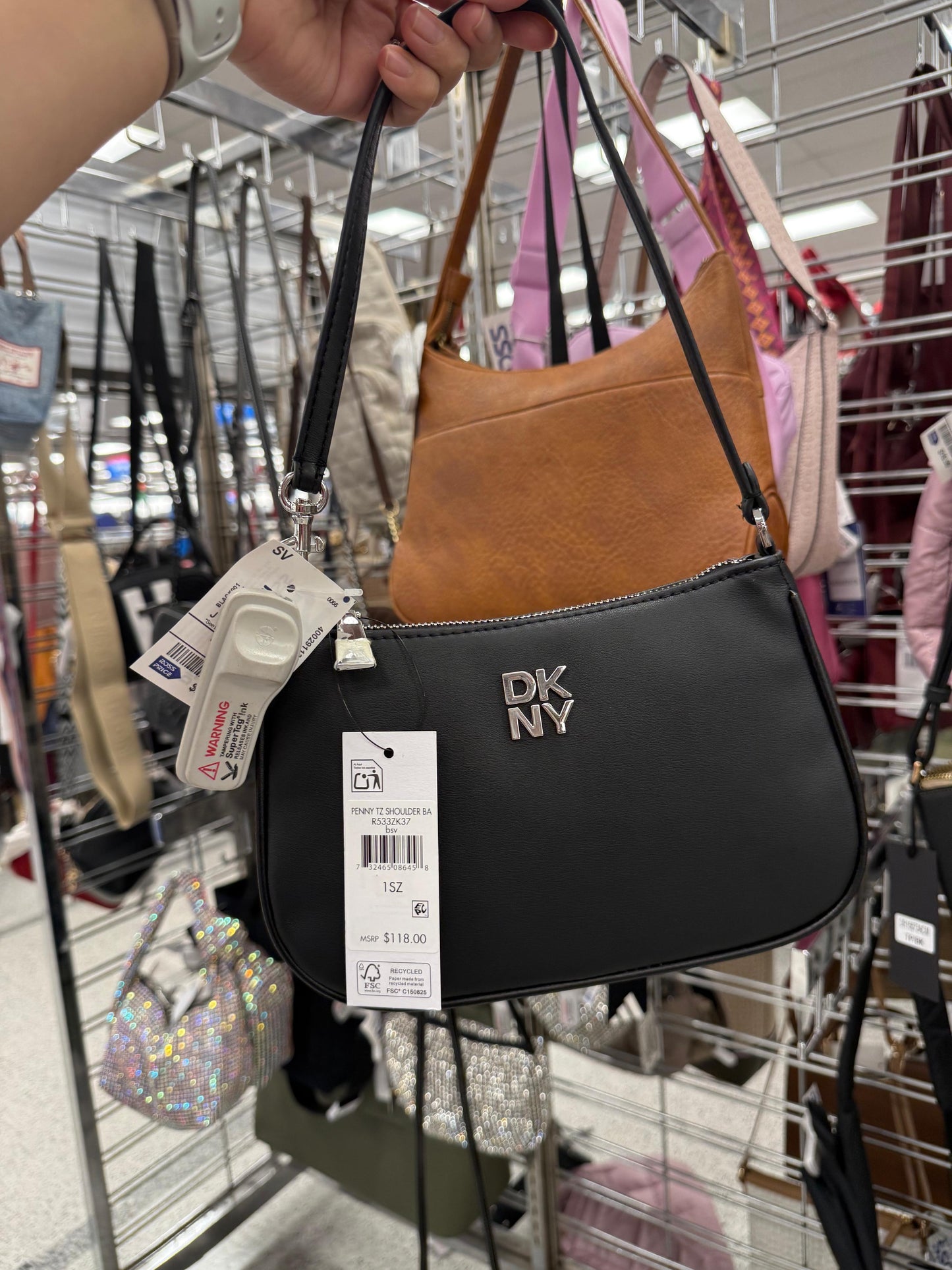 Hobo DKNY negra con placa plateada