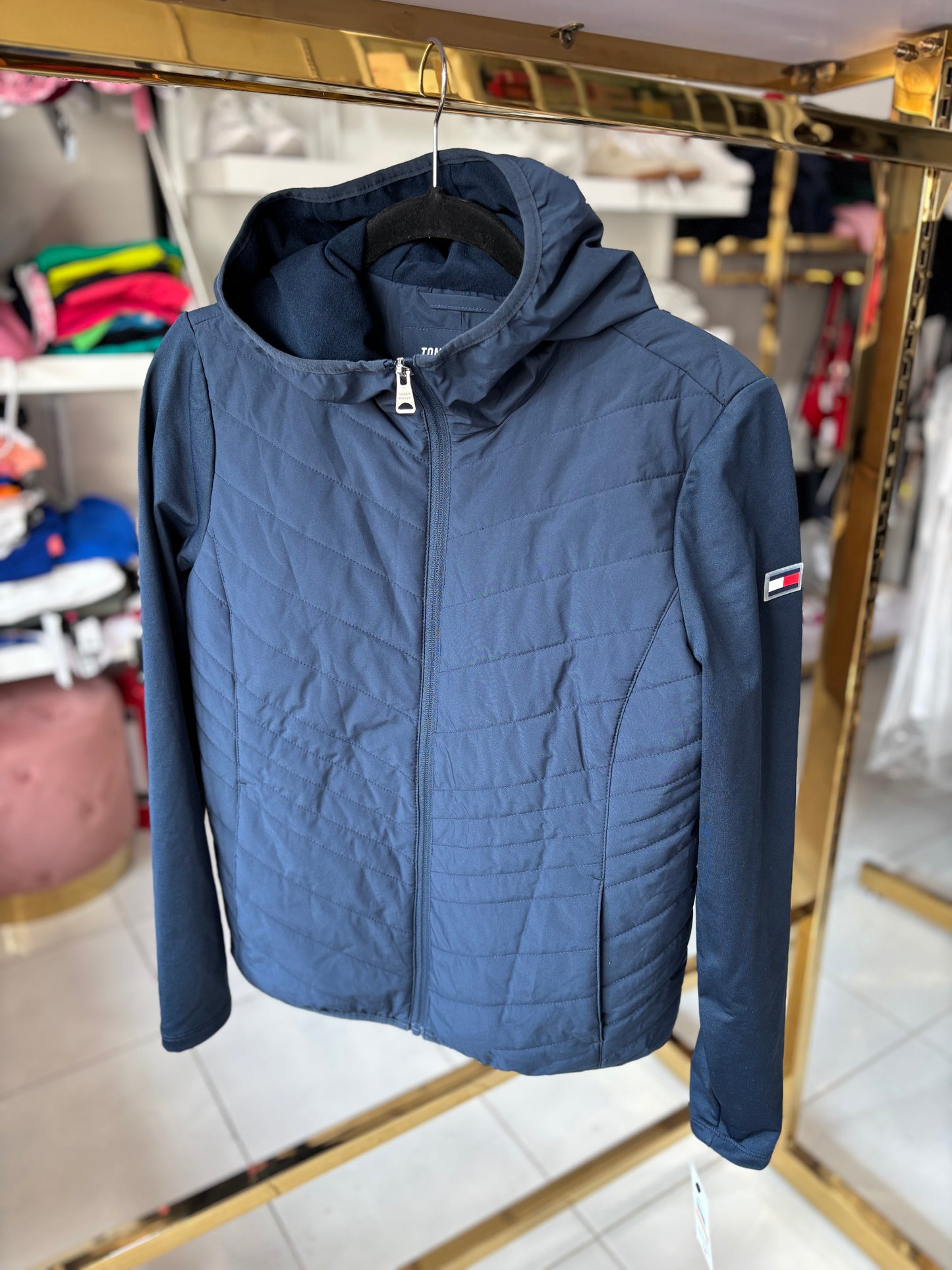 Chamarra Tommy H azul marino capitonada, mangas lisas con capucha