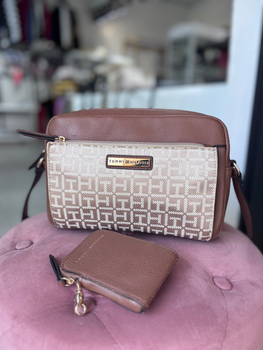Crossbody Tommy H Camel con monedero