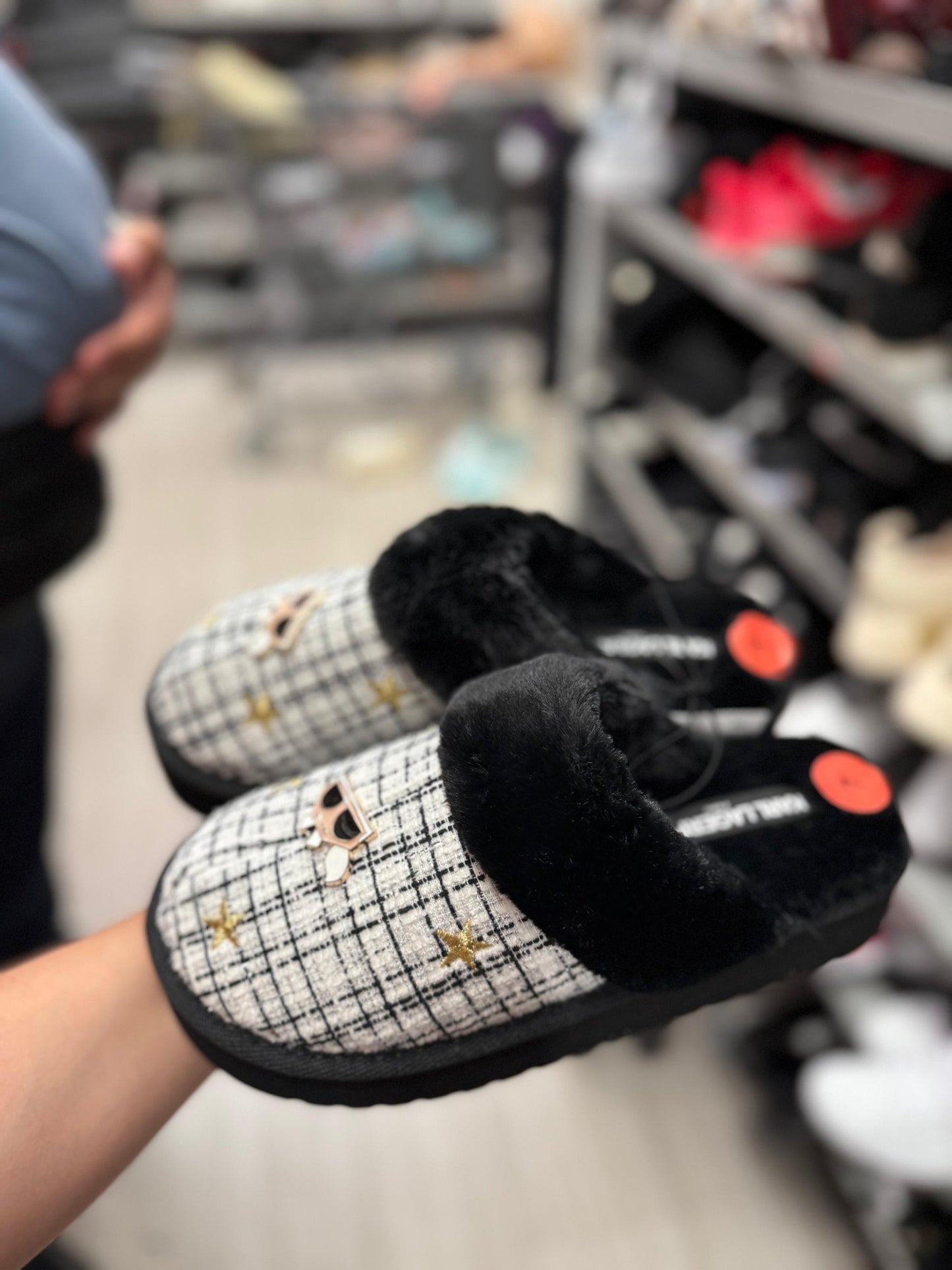 Pantuflas Karl L negro/ blanco con estrellas, pin de Karl  con plataforma