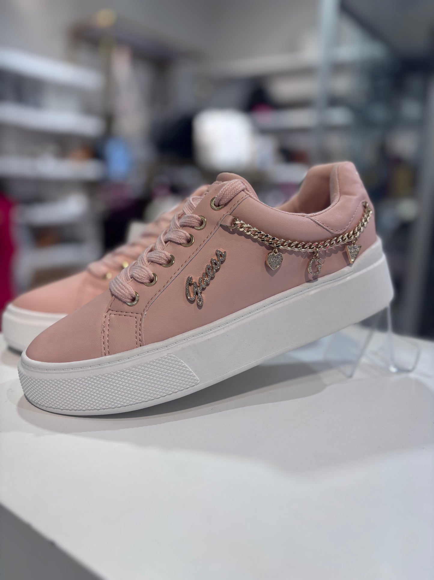 Tenis Guess palo de rosa con cadena dorada y dijes
