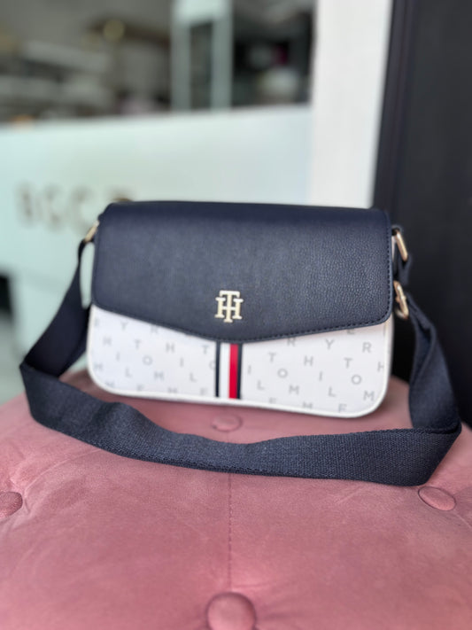 Crossbody Tommy Hilfiger blanca con azul y monogram de letras