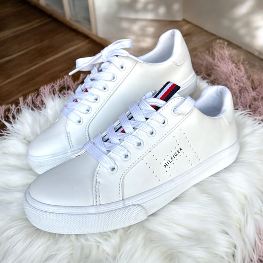 Tenis Tommy H blancos con letras pequeñas azul marino