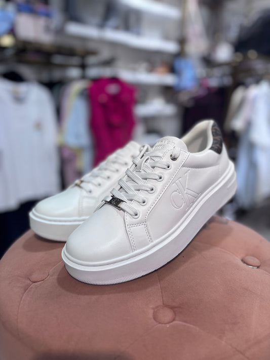 Tenis Calvin k blancos con detalles café en la parte de atrás