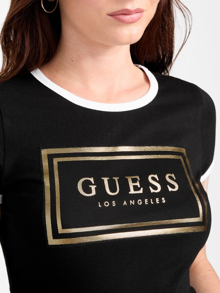 Playera Guess negra con letras doradas y cuello blanco