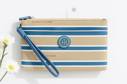 Muñequera Tommy arena con líneas blancas y azul