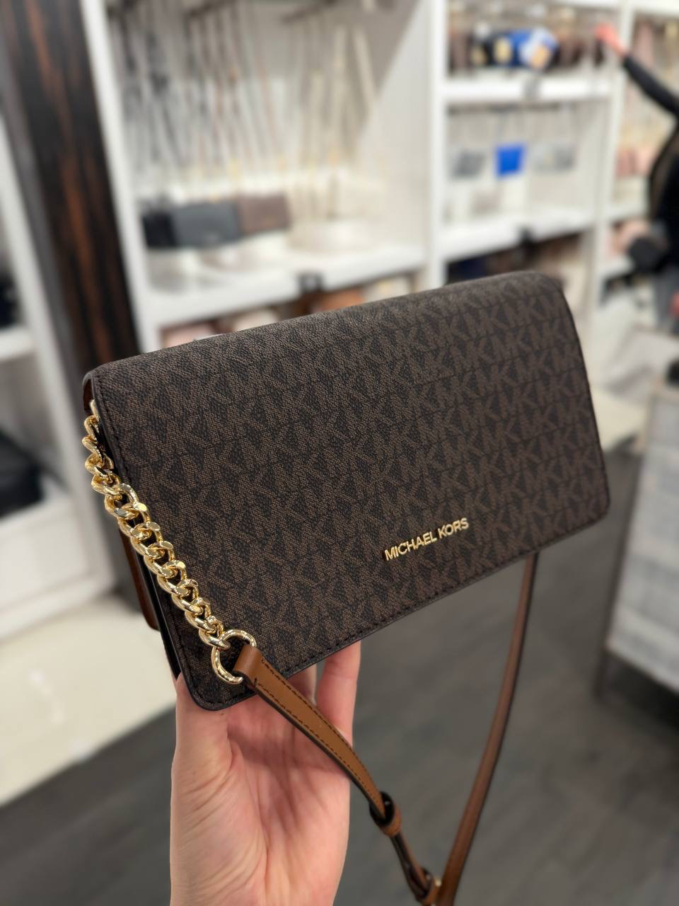 Crossbody Michael K café con monogram herrajes dorados