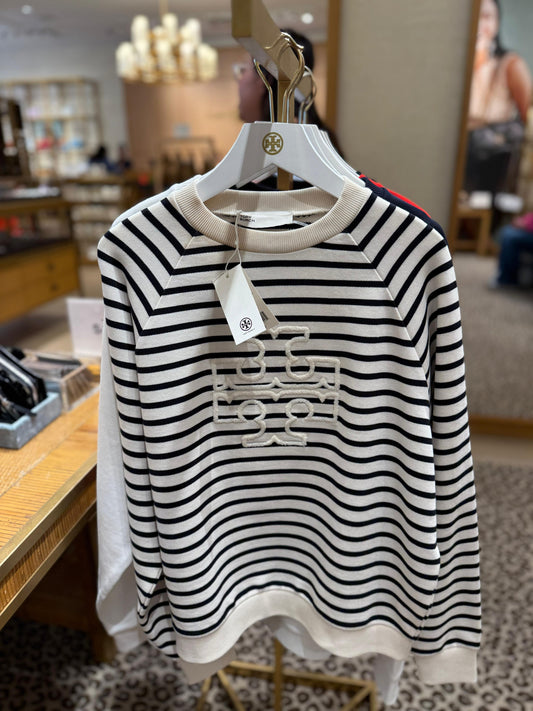Suéter Tory Burch rema con líneas negras