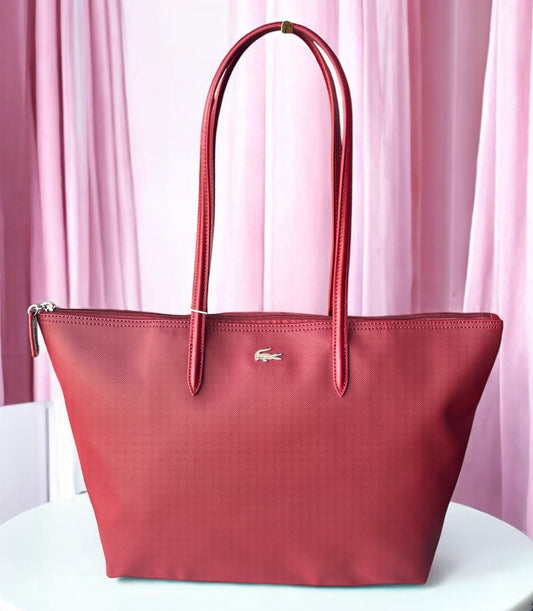 Tote Lacoste Guinda con placa plateada