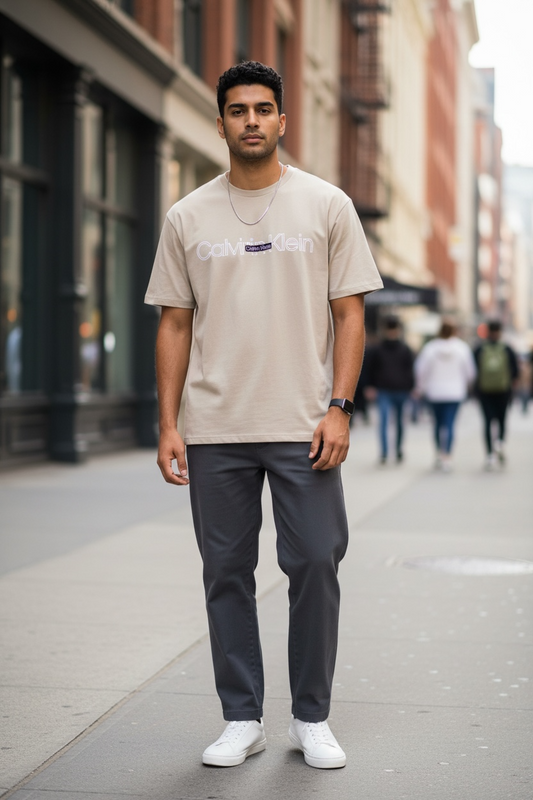 Playera Calvin K arena letras negra y blancas