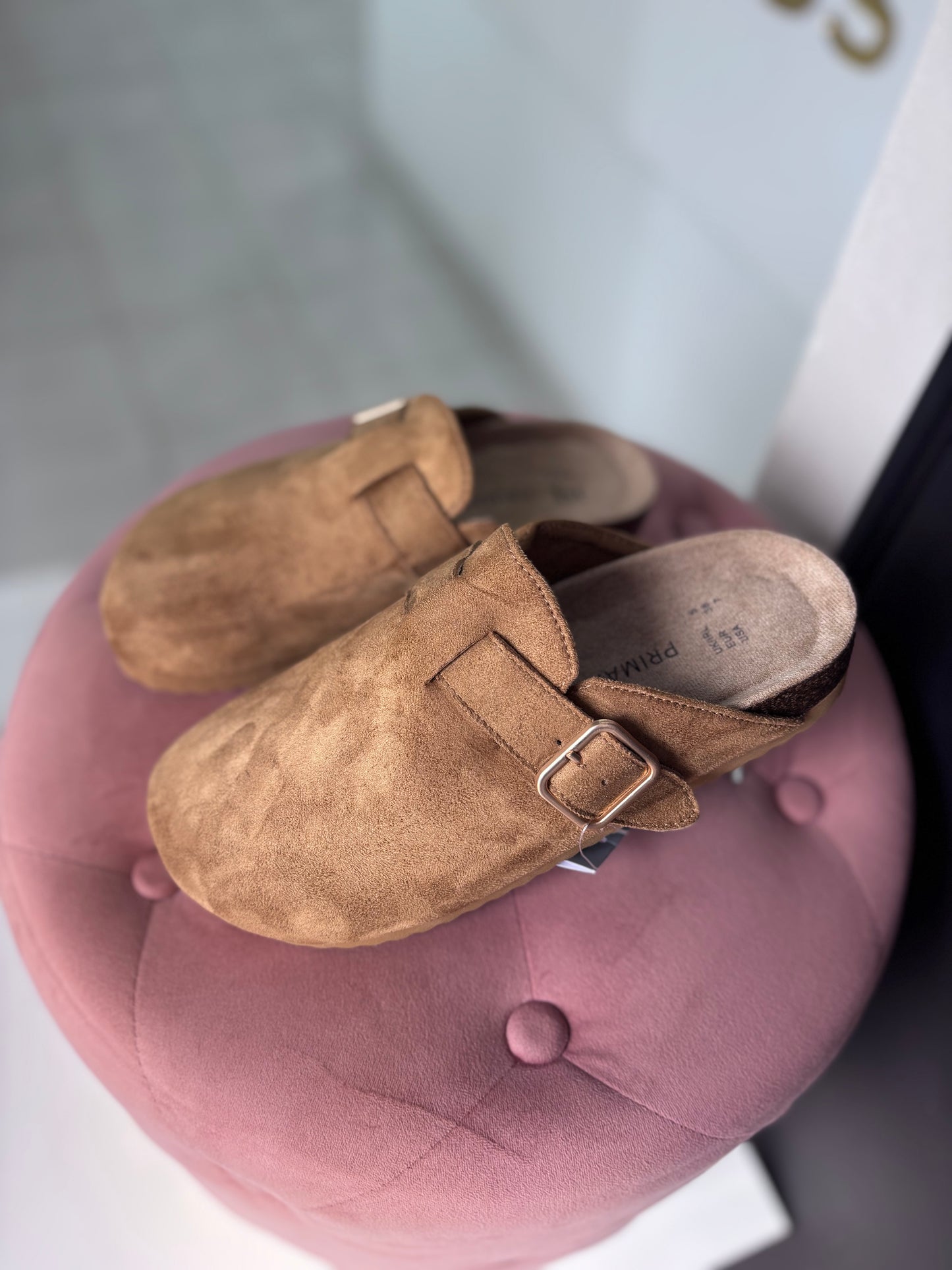 Zuecos Primark camel con hebilla