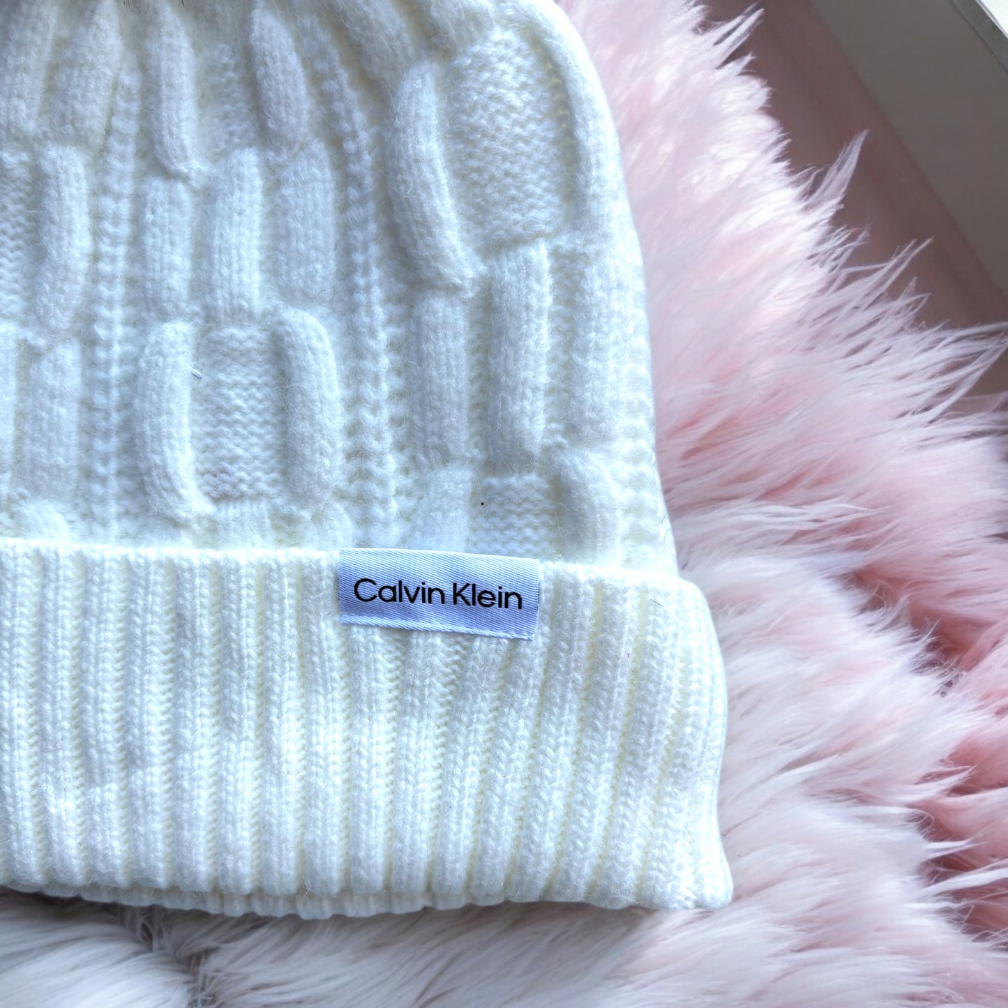 Gorro Calvin K crema con pompón camel