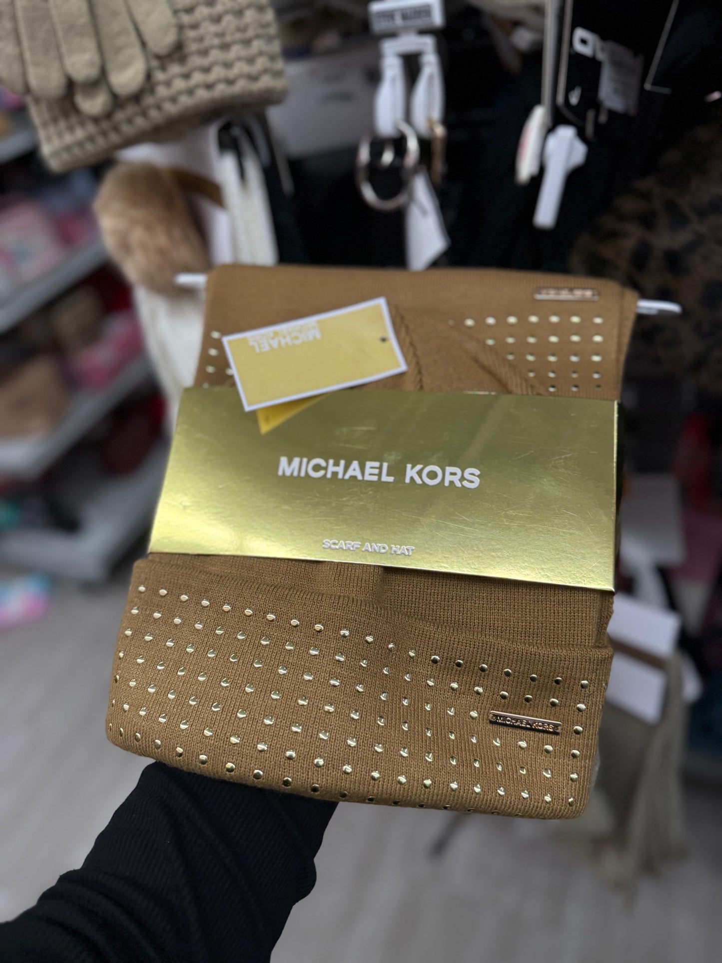 Set Gorro y Bufanda Michael k Camel bolitas y placa dorada