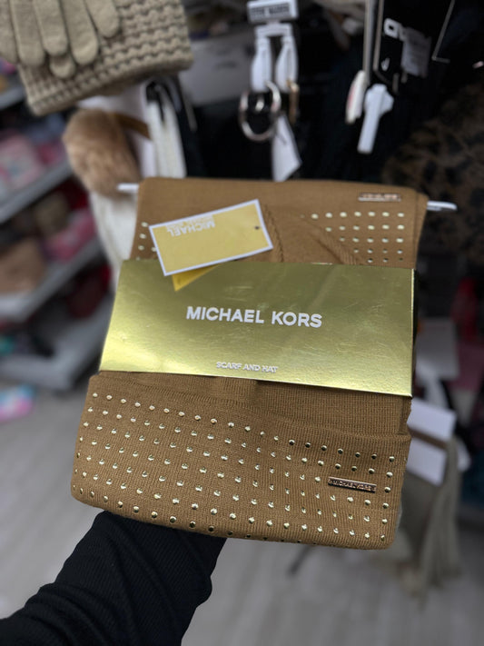 Set Gorro y Bufanda Michael k Camel bolitas y placa dorada