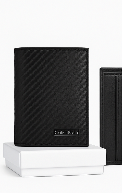 Cartera Calvin K negra de tríptico con placa para caballero