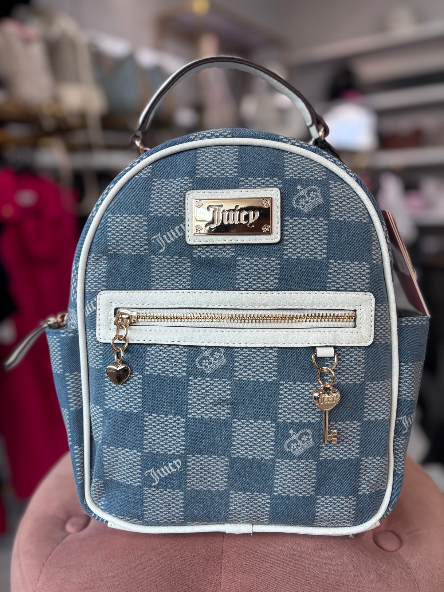 Backpack Juicy C azul mezclilla con dijes de corazón y llave