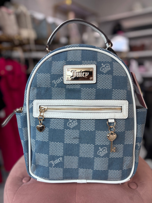Backpack Juicy C azul mezclilla con dijes de corazón y llave