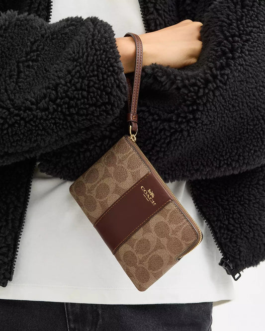 Muñequera Coach chocolate/café, monogram y strap