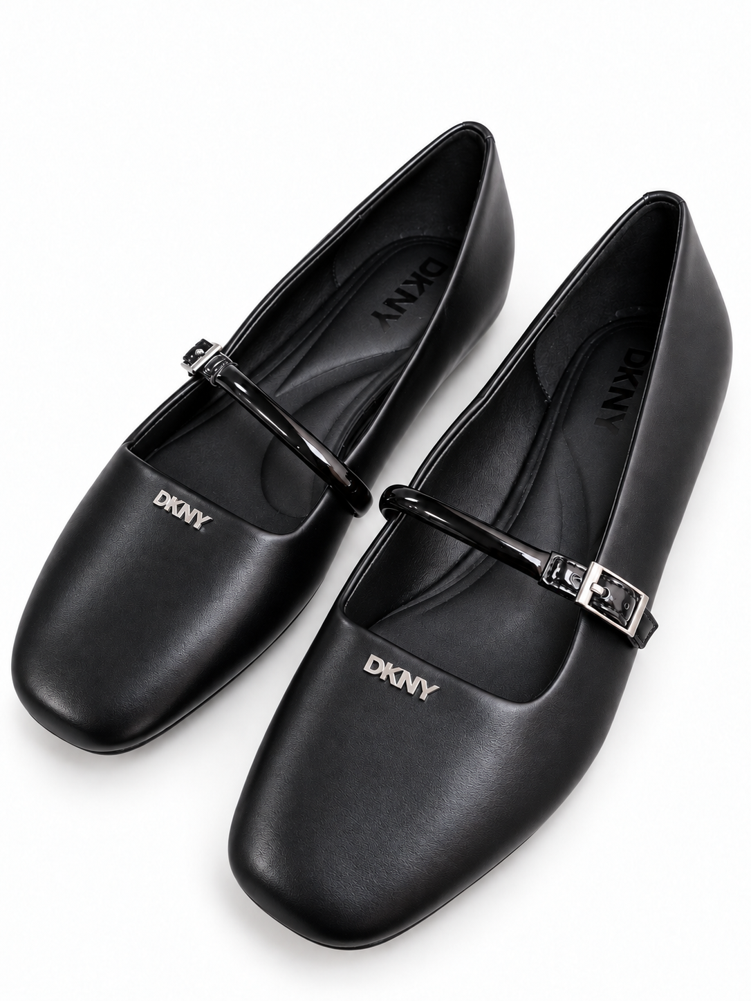 Flats negras DKNY logo plata 24