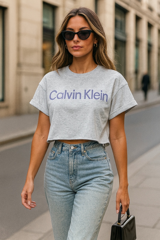 Top Calvin K gris, letras lila