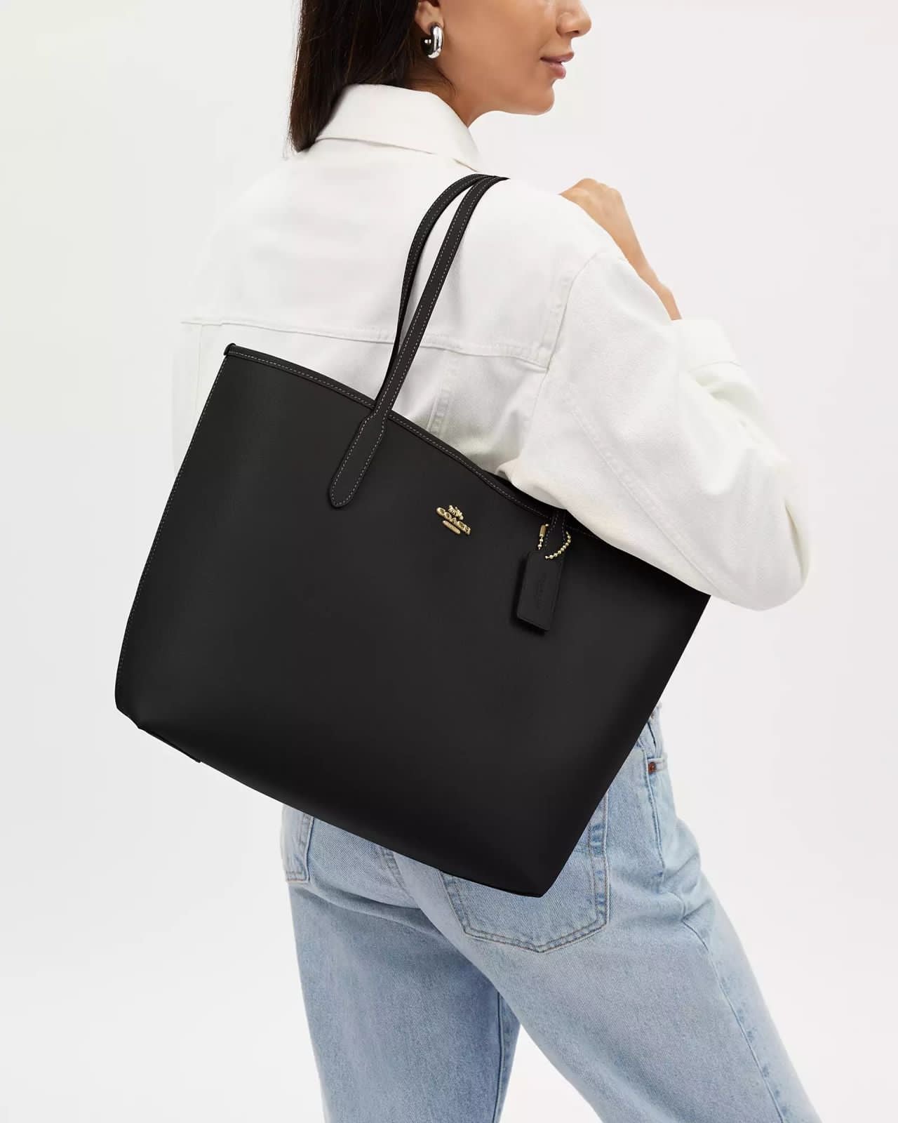 Tote Coach negra, grande con placa dorada