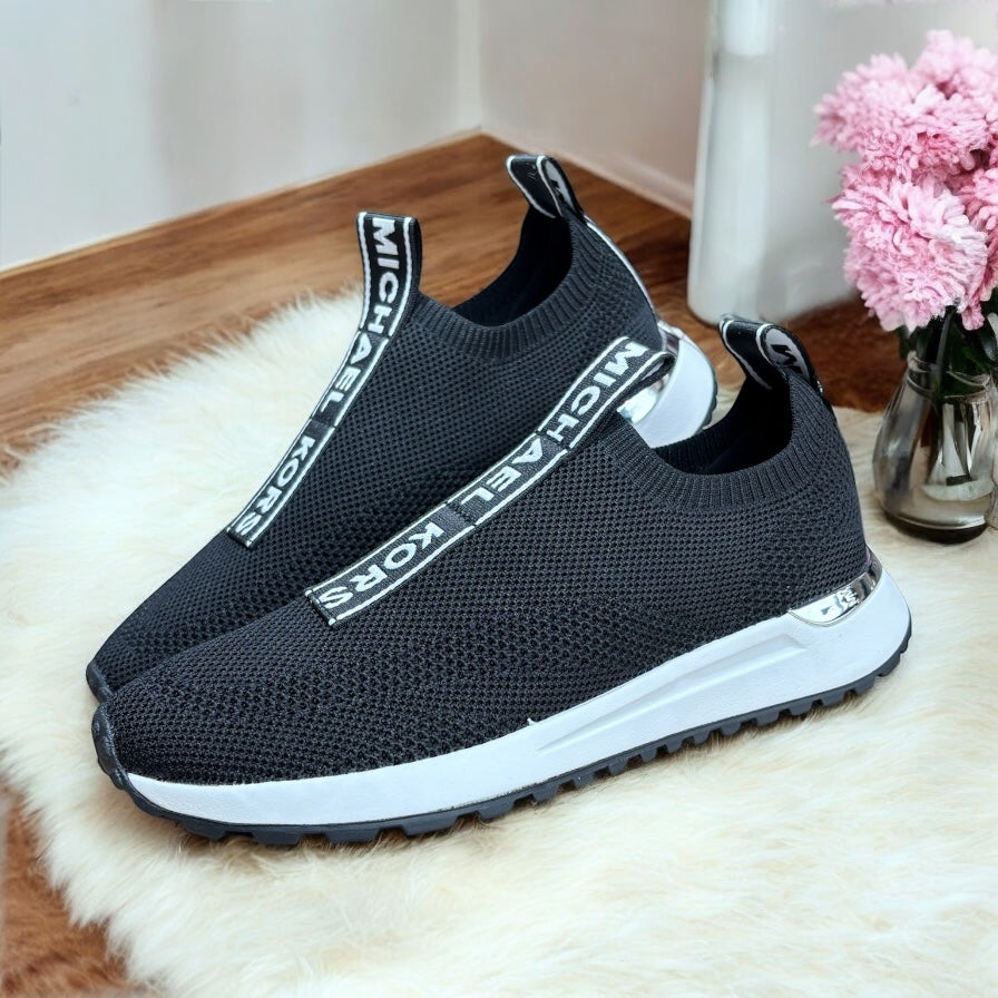 Tenis Michael k negros de tela, línea con letras blancas