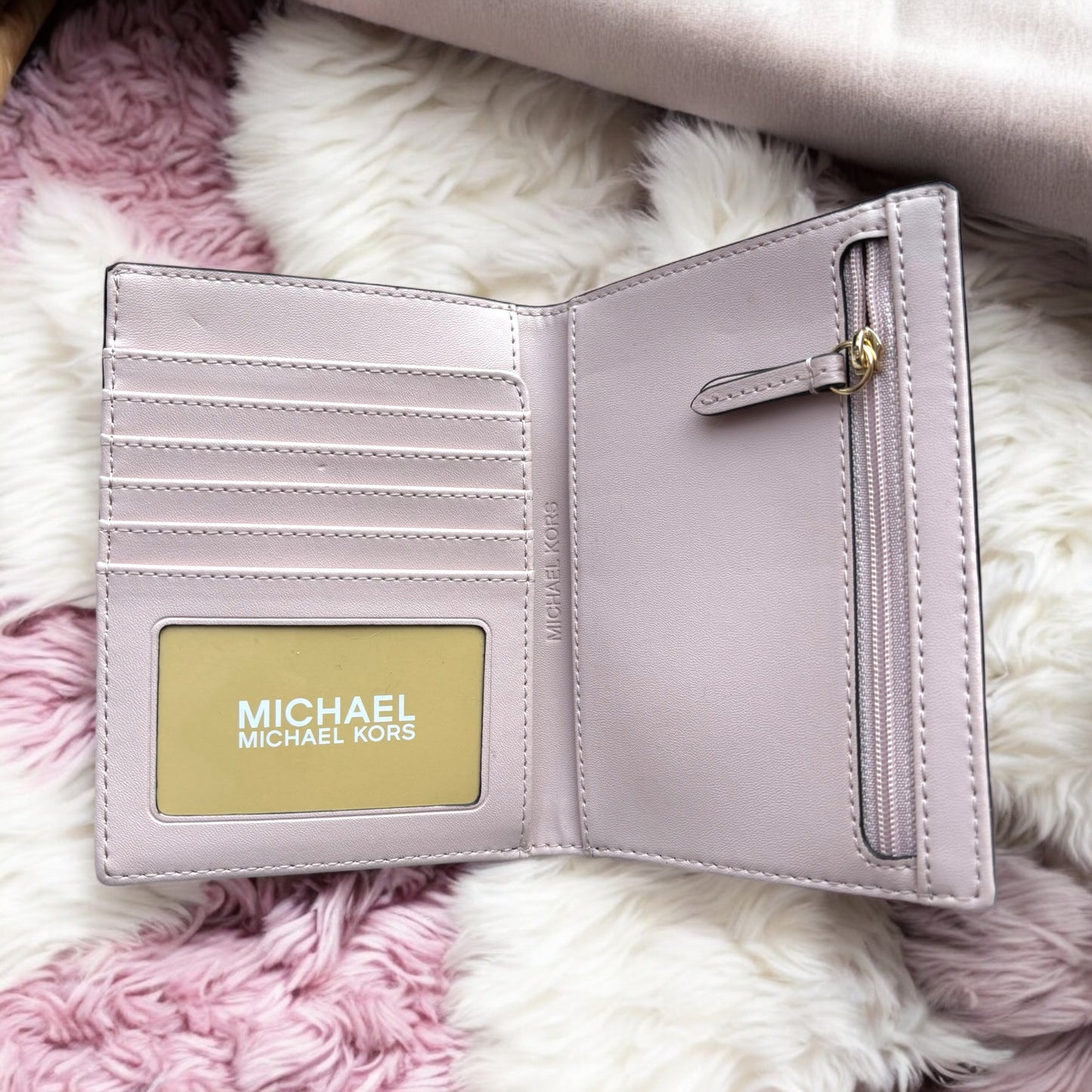 Porta pasaporte Michael K rosa con monogram