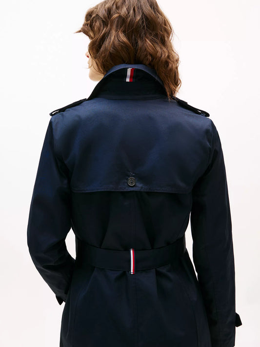 Gabardina Tommy H azul marino, botones café, cinturón y broche en cuello