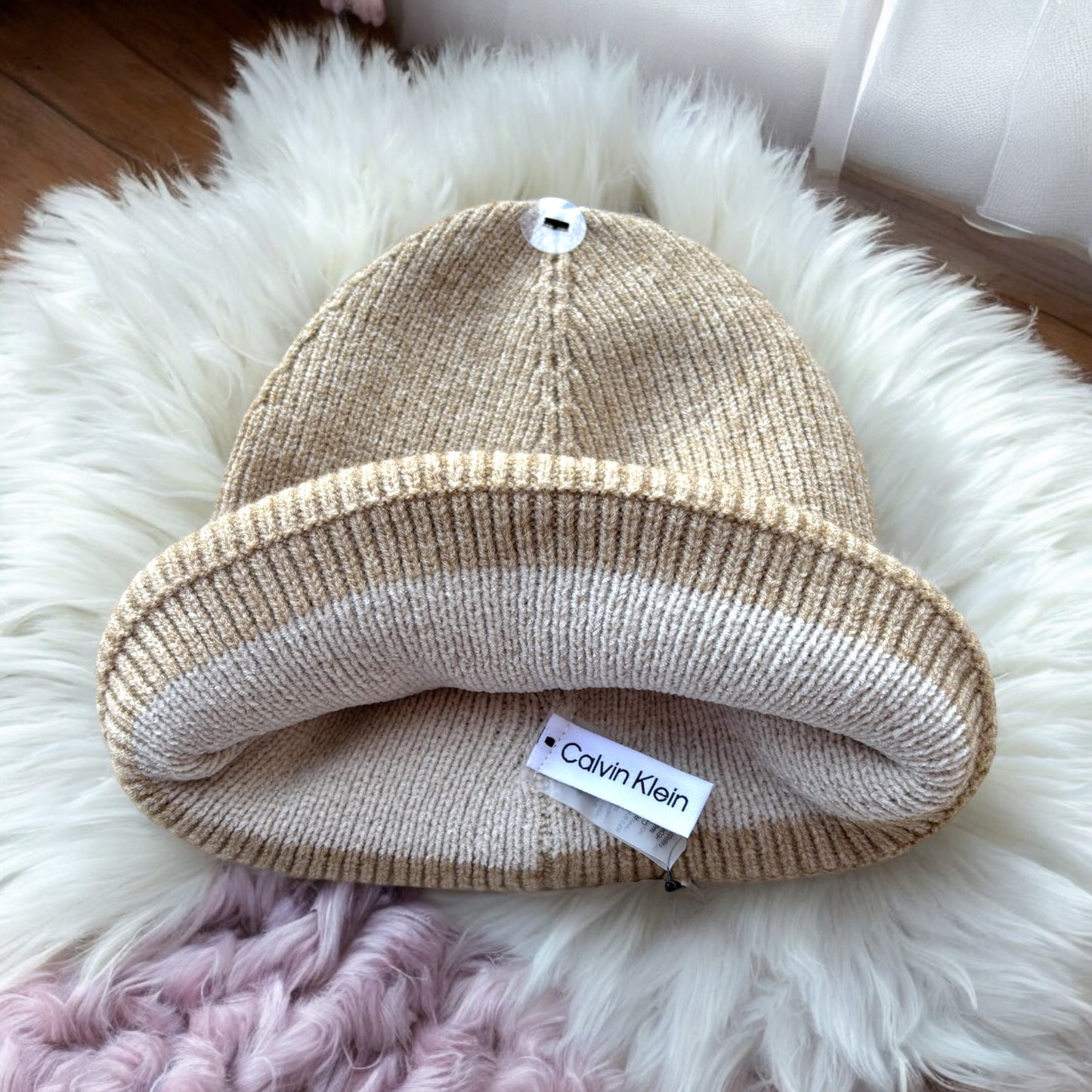 Gorro Calvin K camel con línea beige