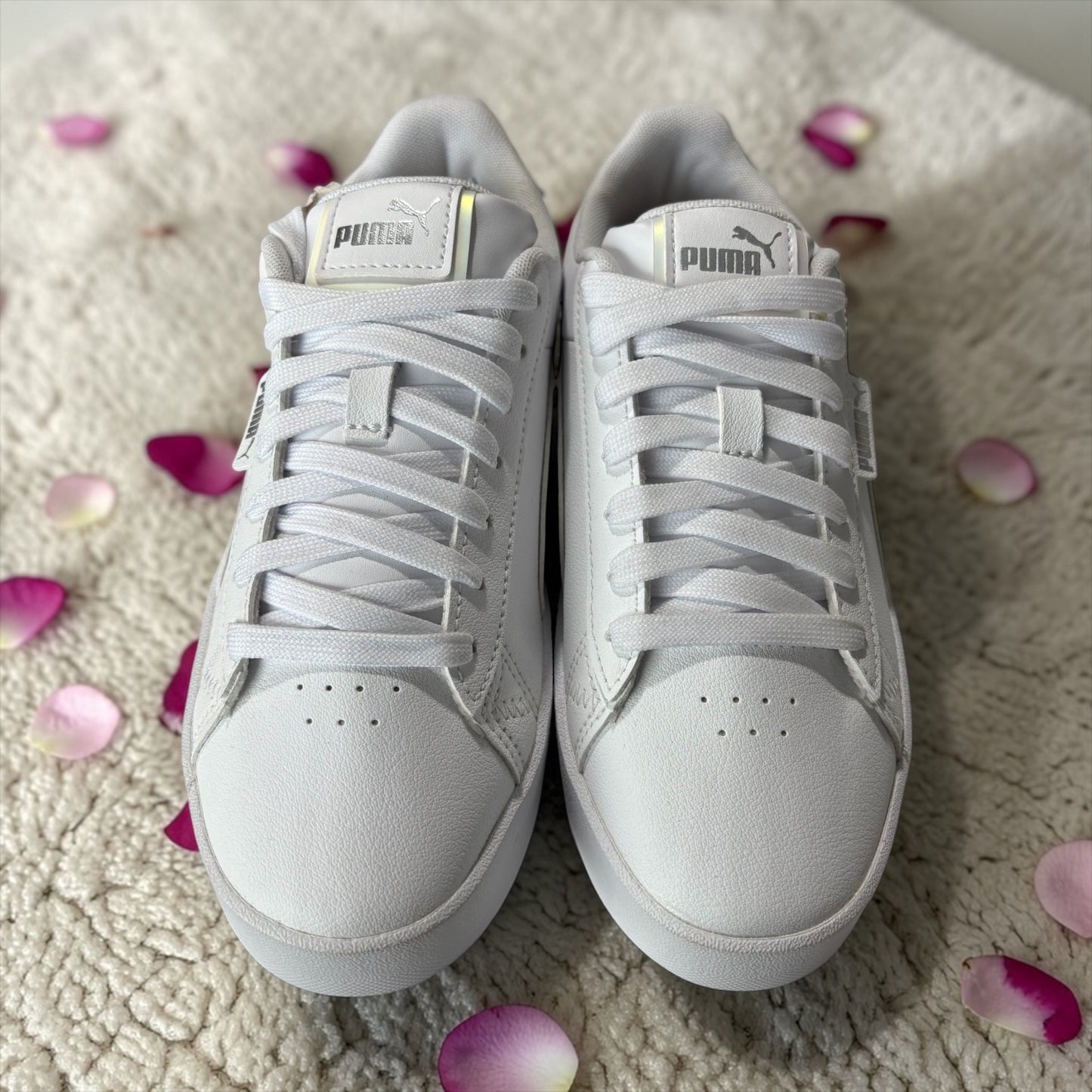 Tenis Puma blancos con detalles tornasol y rosa