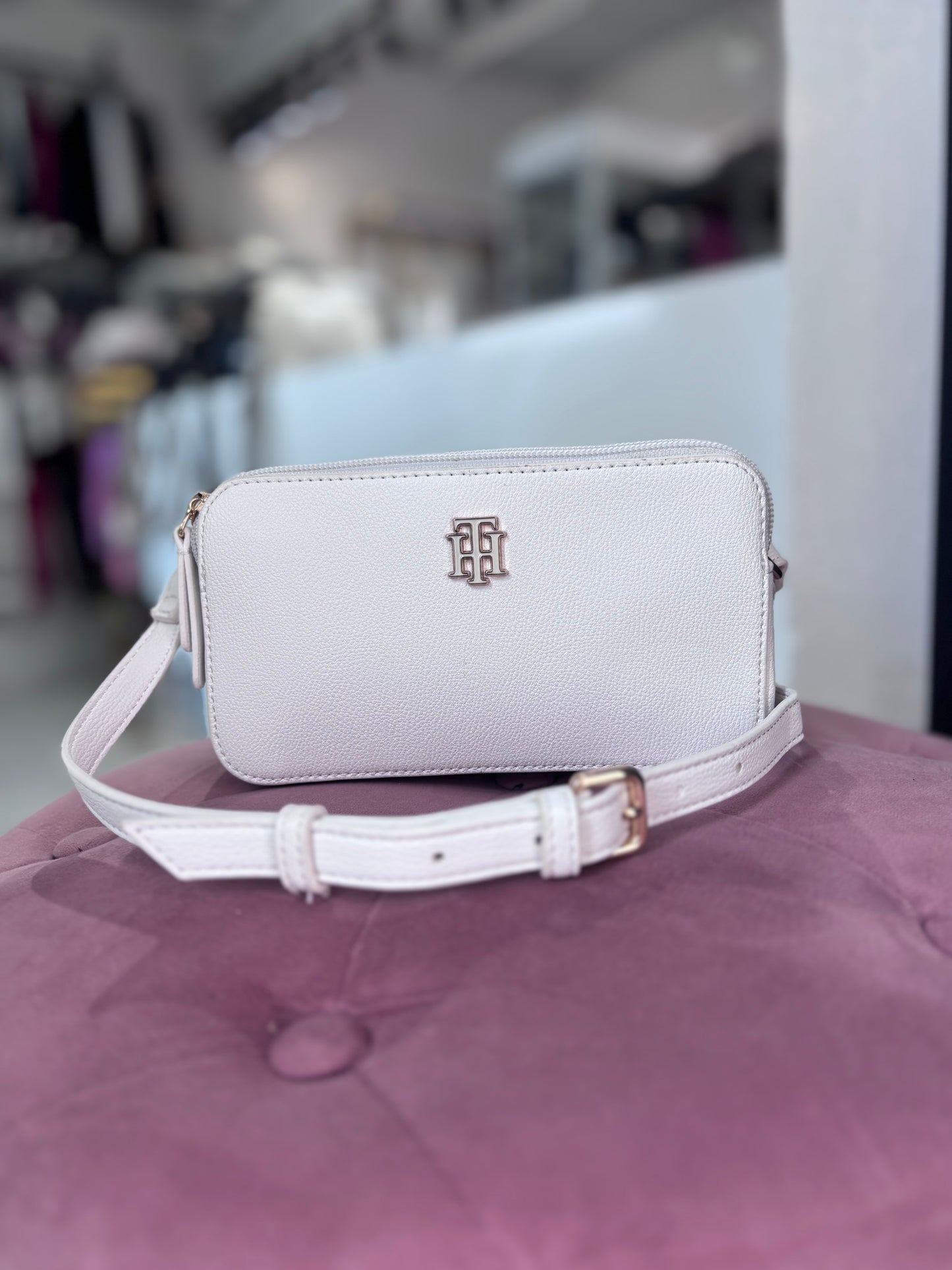 Crossbody Tommy H blanca con 3 compartimentos
