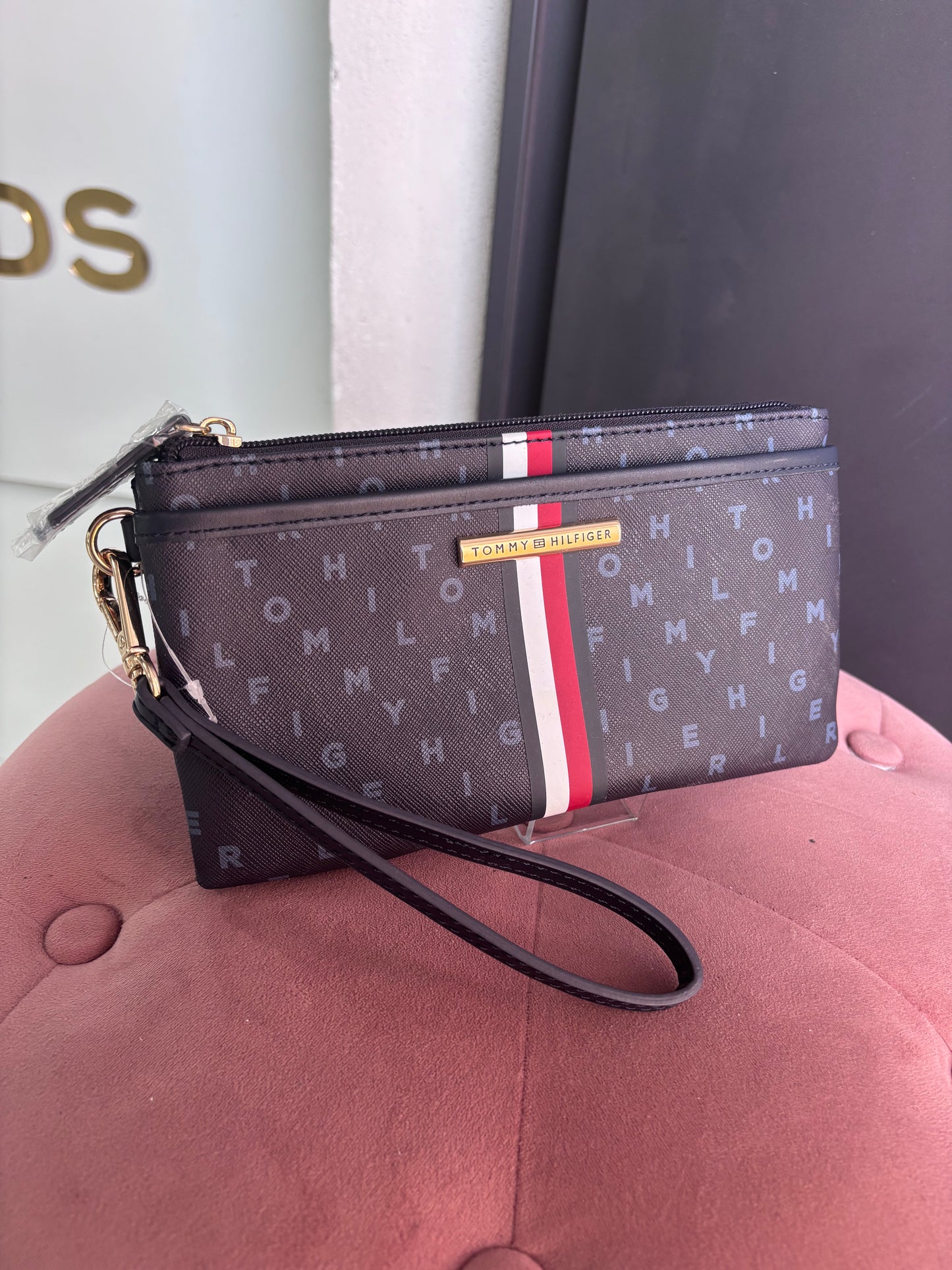 Muñequera Tommy H azul con monogram de letras doble cierre