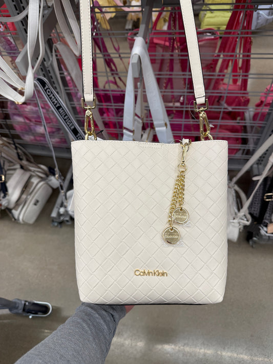 Bucket Calvin K beige, strap ajustable, llavero y placa dorado