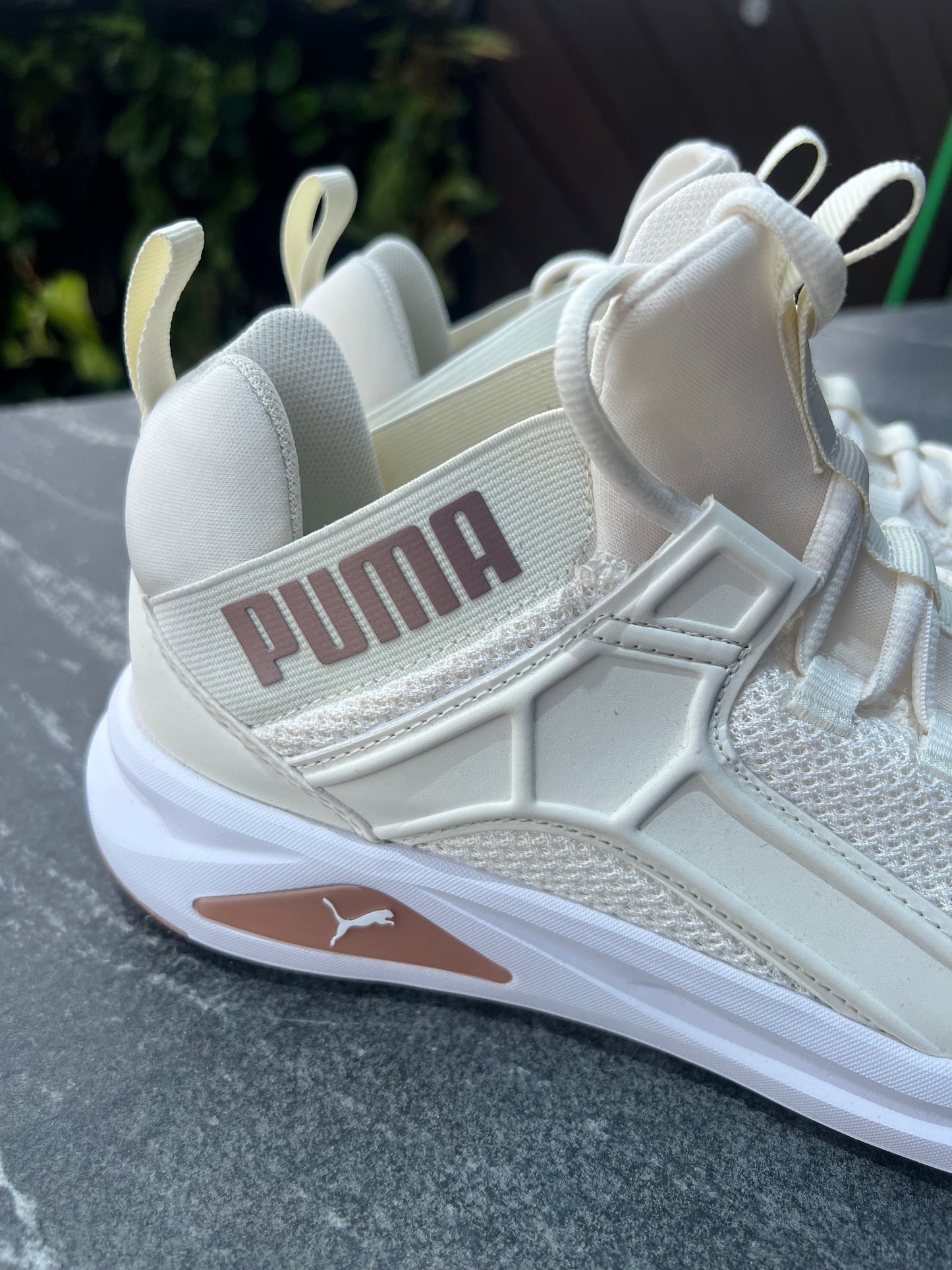 Tenis puma beige con detalles rosa